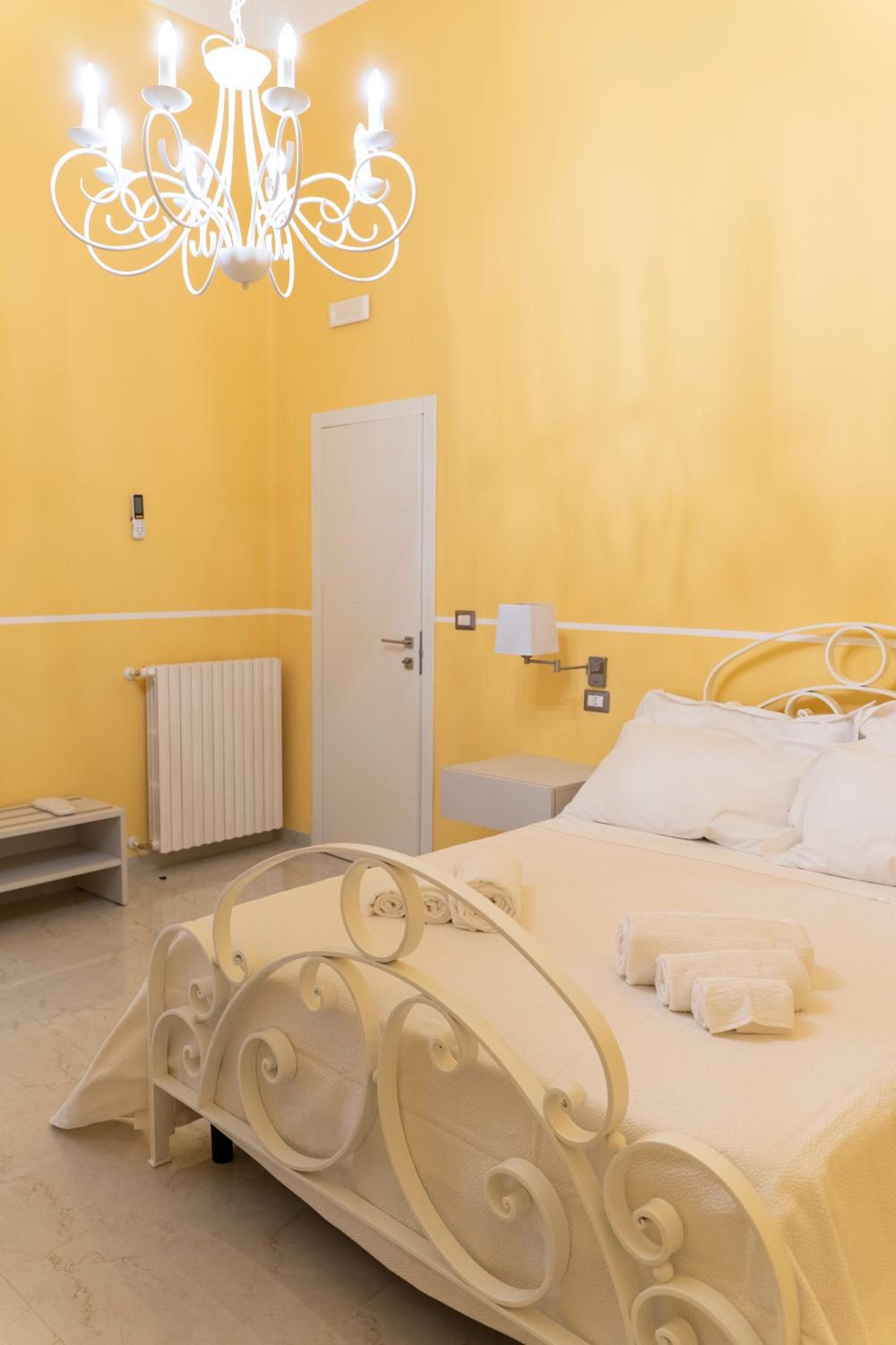 Standard Double Room - Photo 12