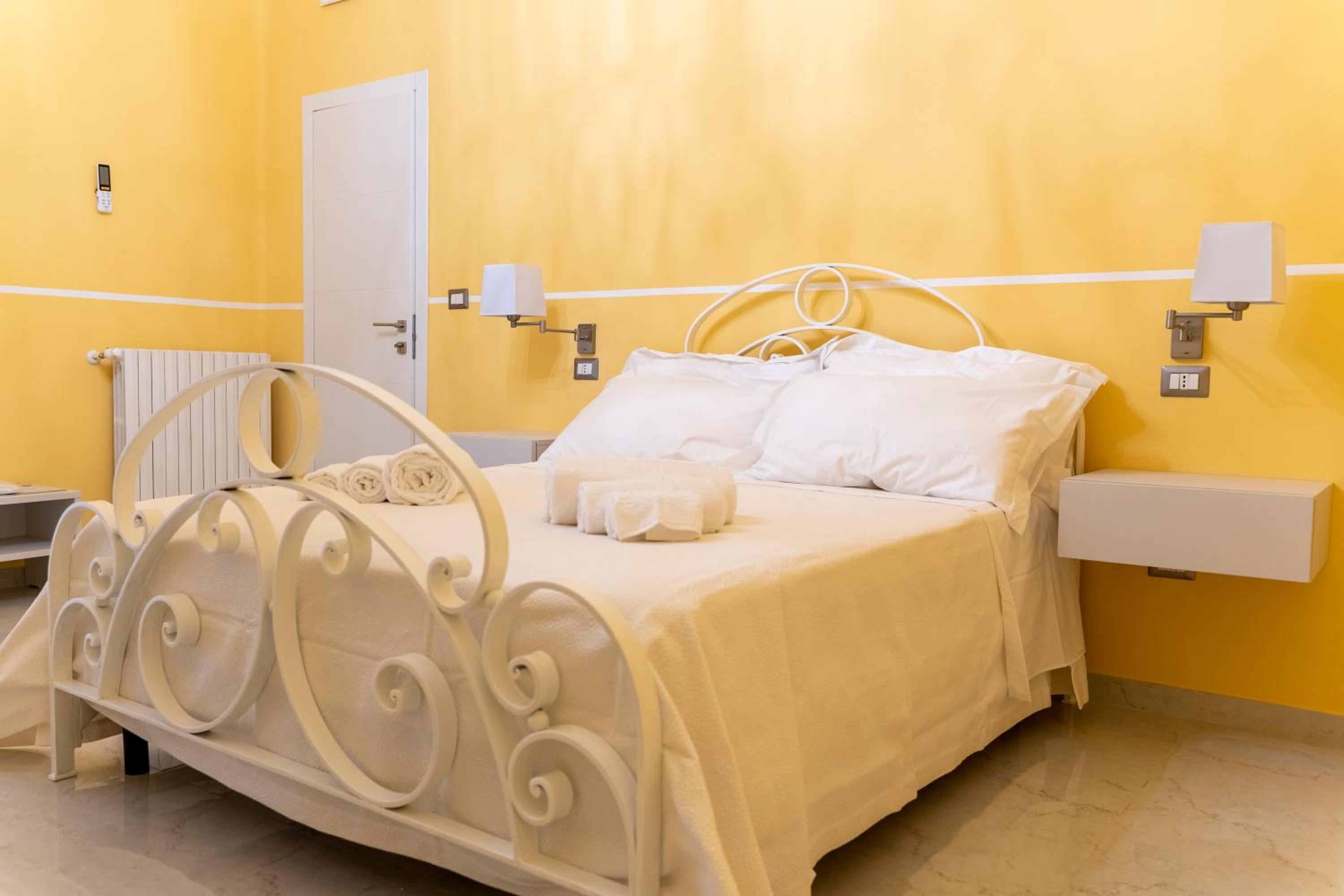 Standard Double Room - Photo 11