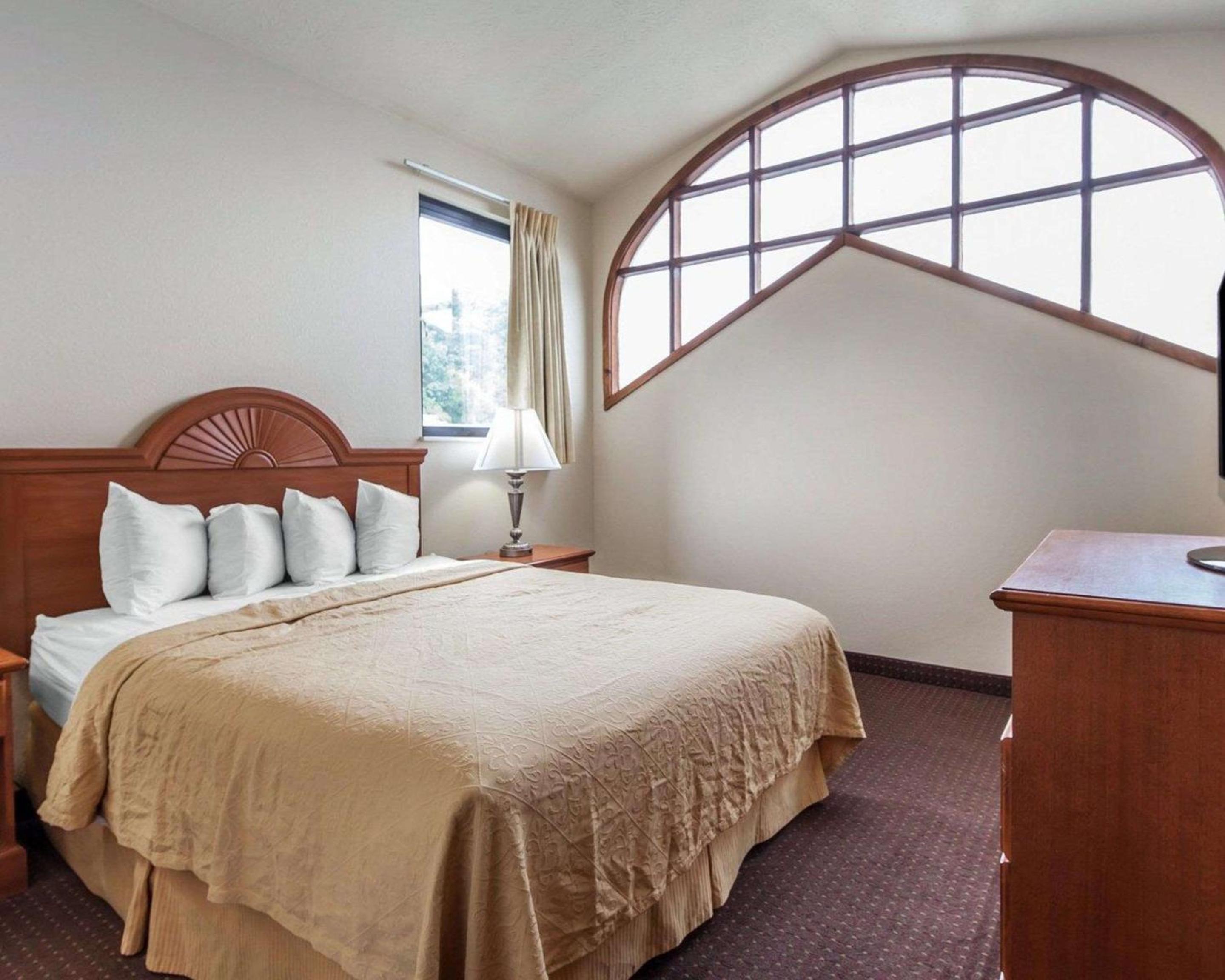 Suite with One King Bed and One Queen Bed - Non-Smoking photo 1