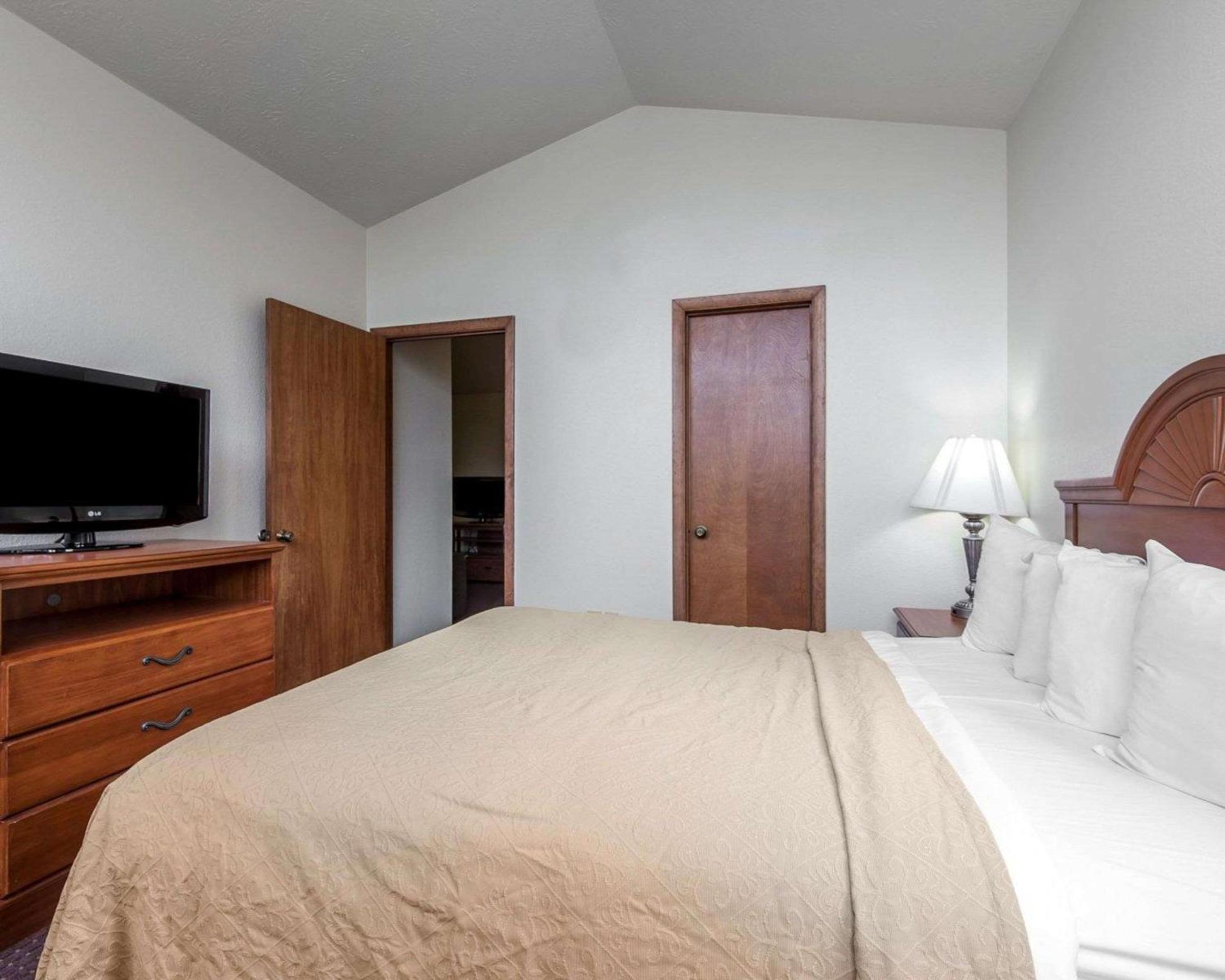 Suite with One King Bed and One Queen Bed - Non-Smoking photo 2