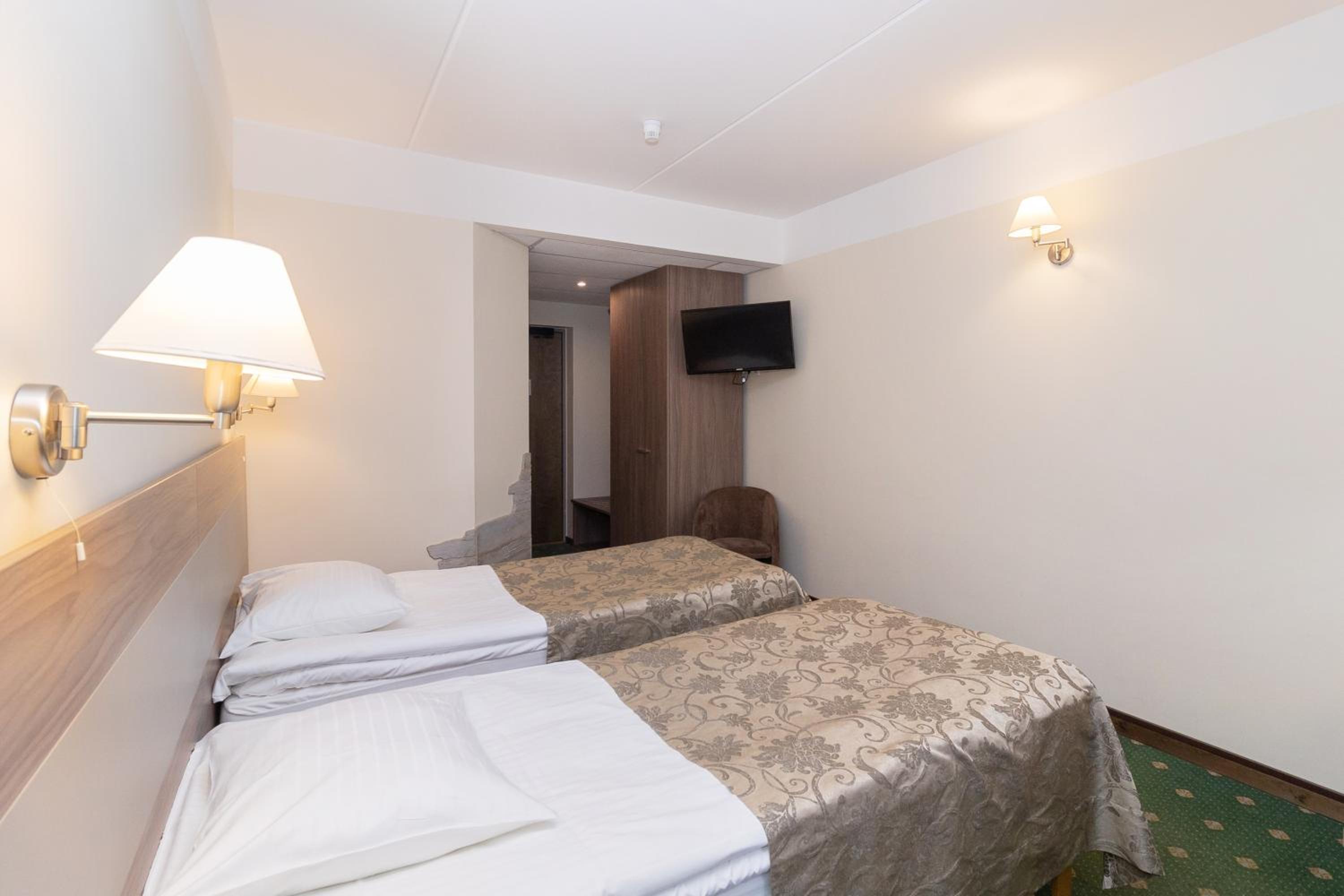 Standard Twin Room - Photo 4
