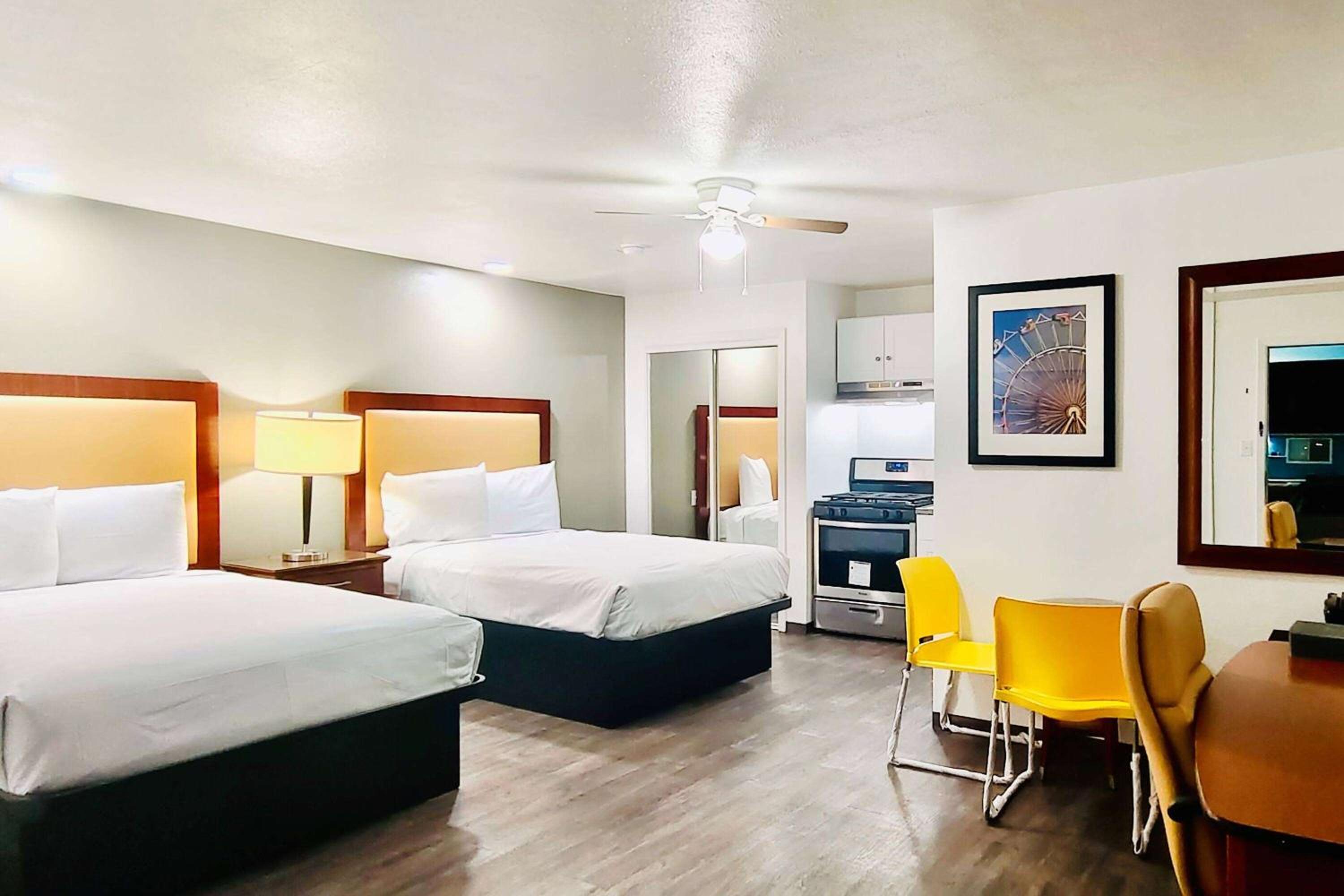 Studio Room with Two Double Beds, Non-Smoking photo 2