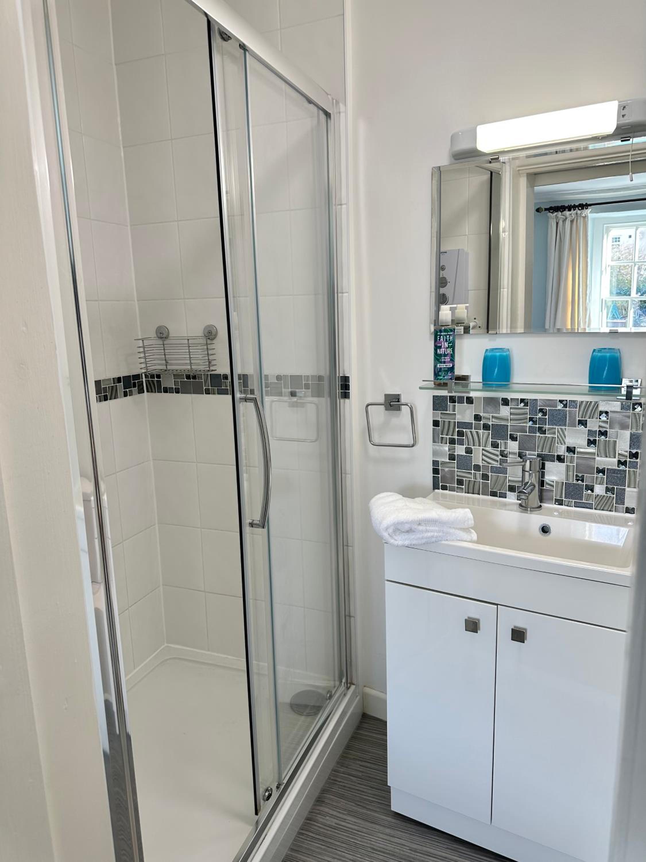 Double Room with Private Bathroom - Photo 4