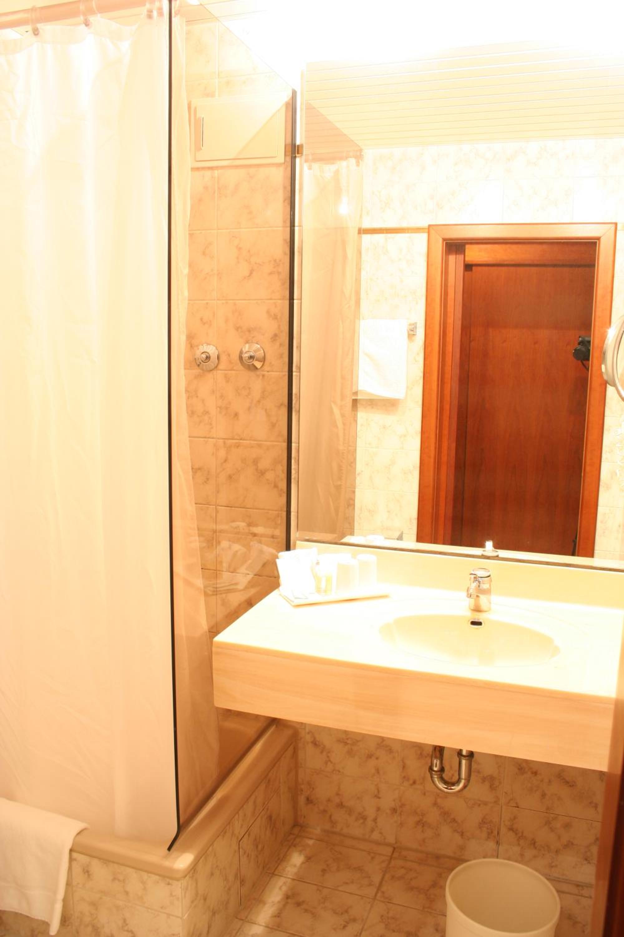 Double Room with Balcony - Photo 2