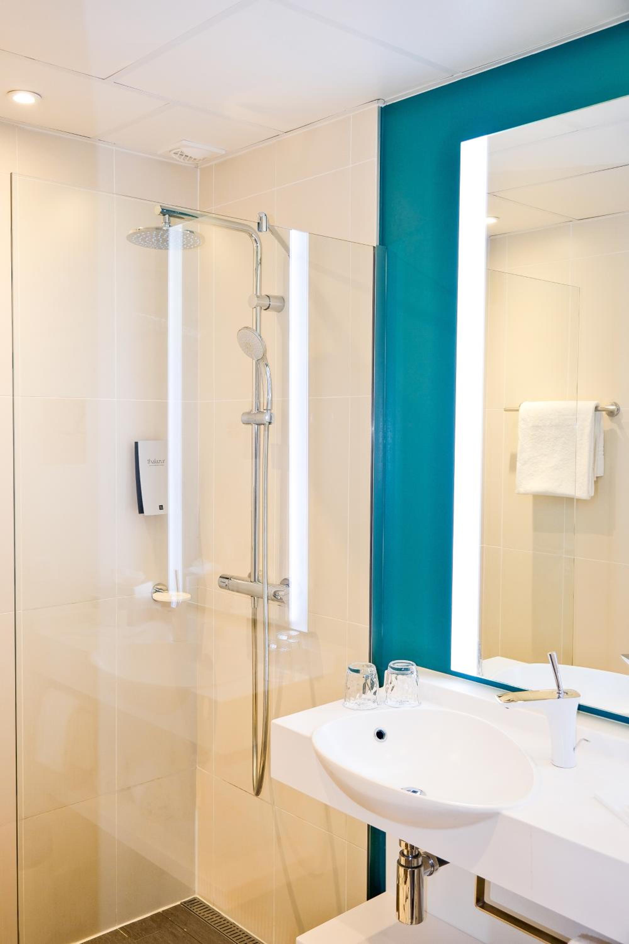 Superior Room with Spa Access - Photo 7