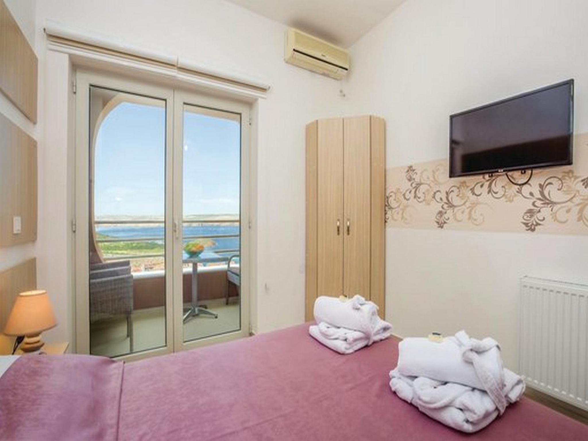One-Bedroom Apartment with Terrace and Sea View photo 3