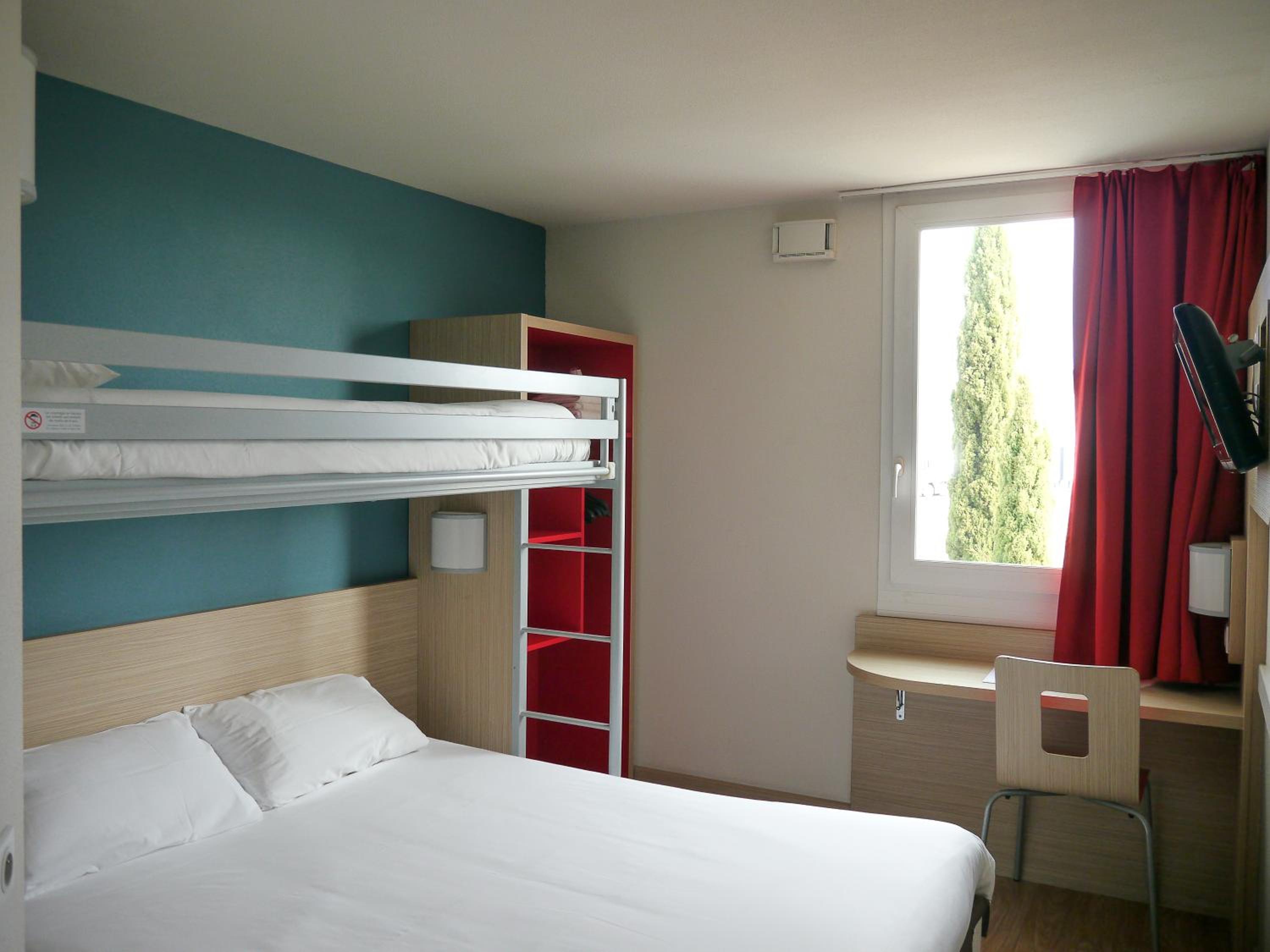 Triple Room (1 Double Bed + 1 Single Bed) - Photo 9