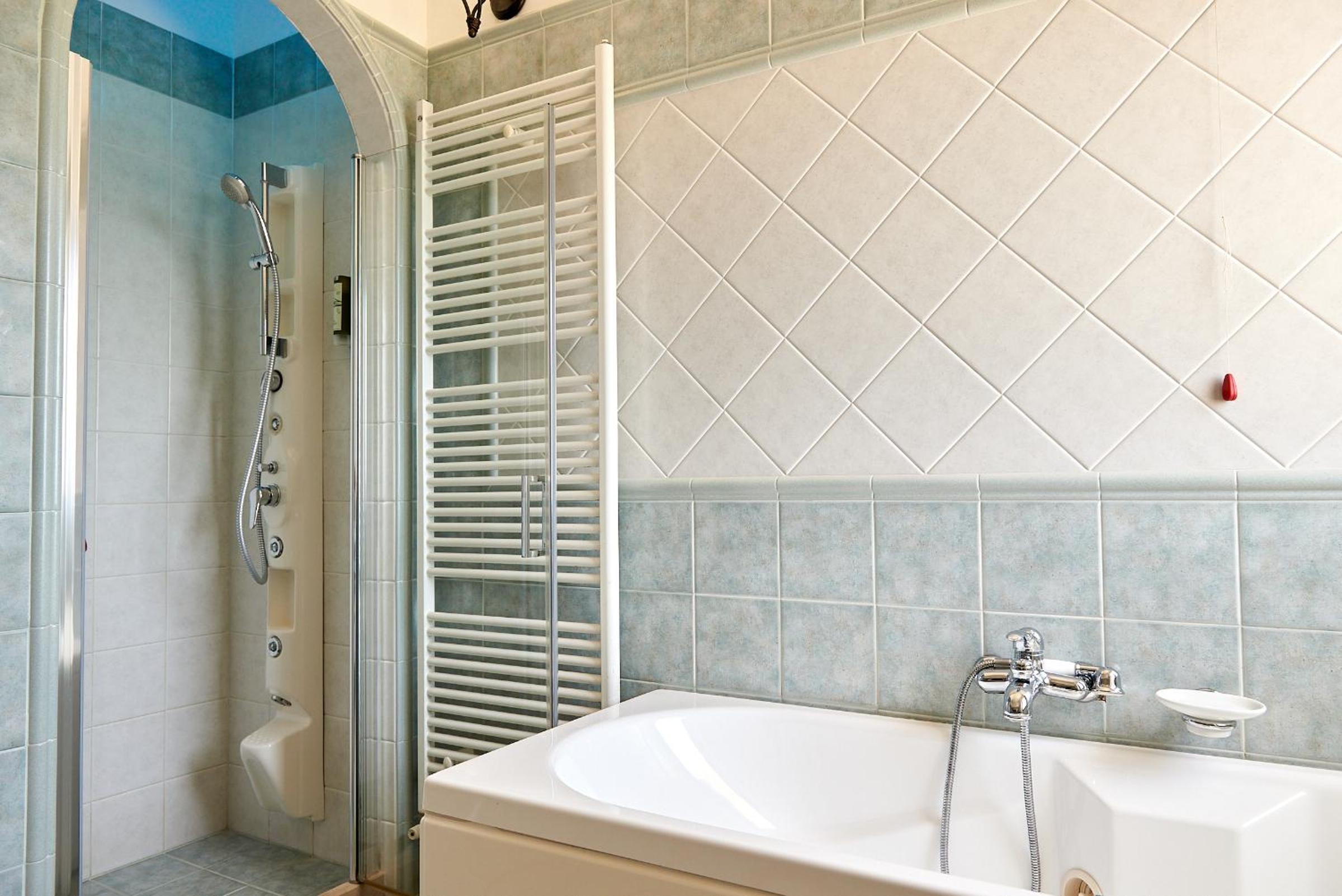Superior Suite - Photo 8