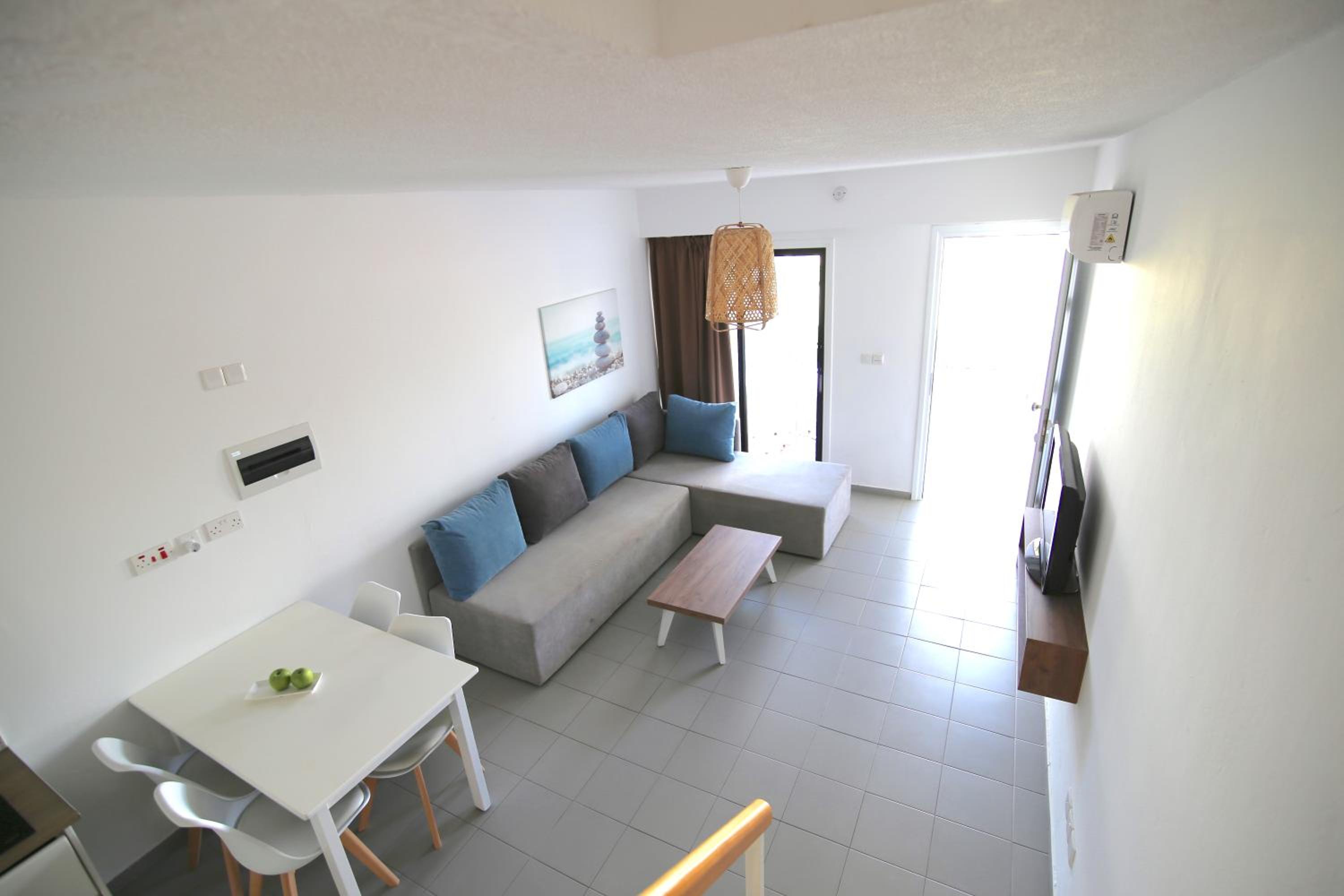 One-Bedroom Maisonette with Easy Pool Access photo 3