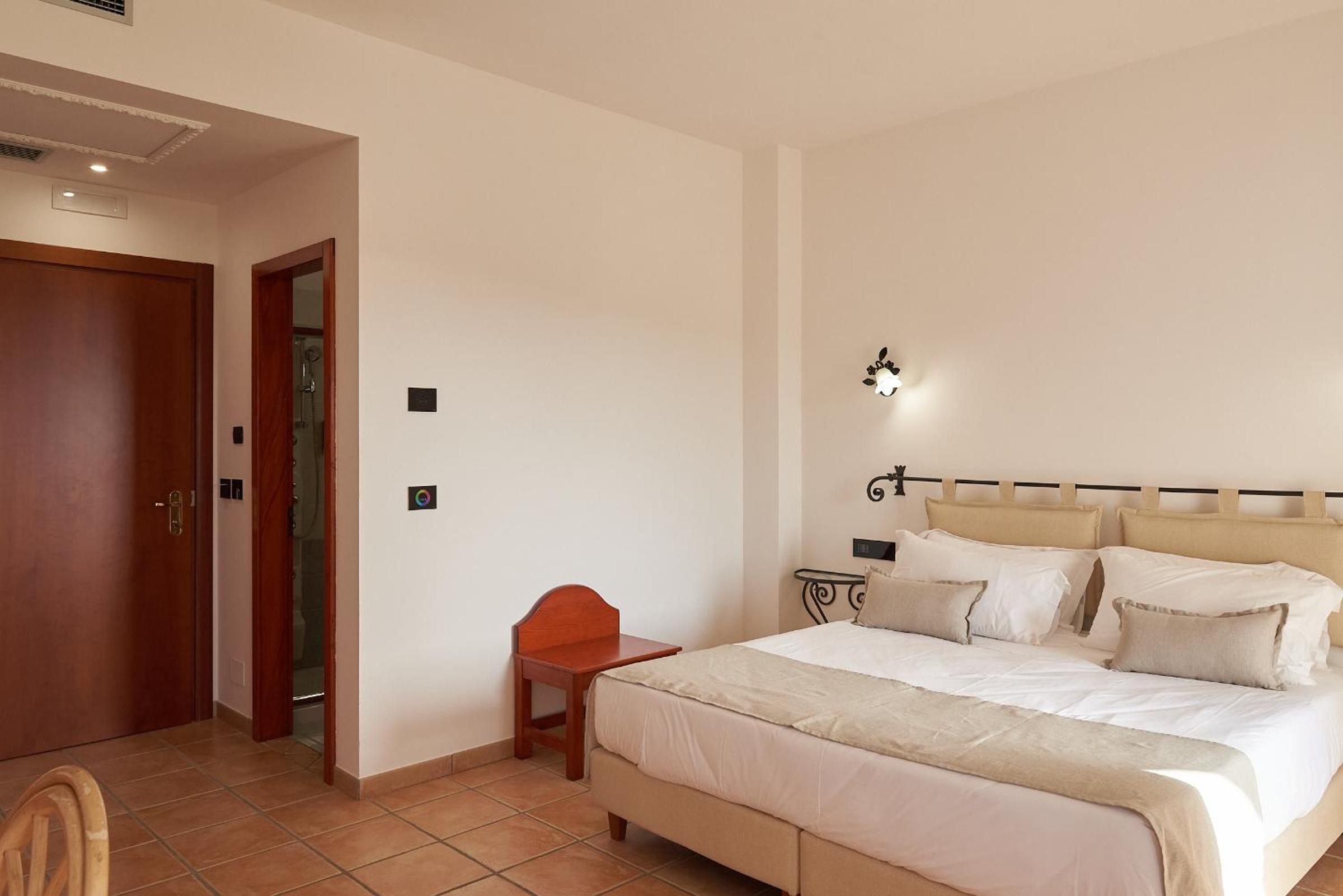 Double or Twin Room with Balcony - Photo 2