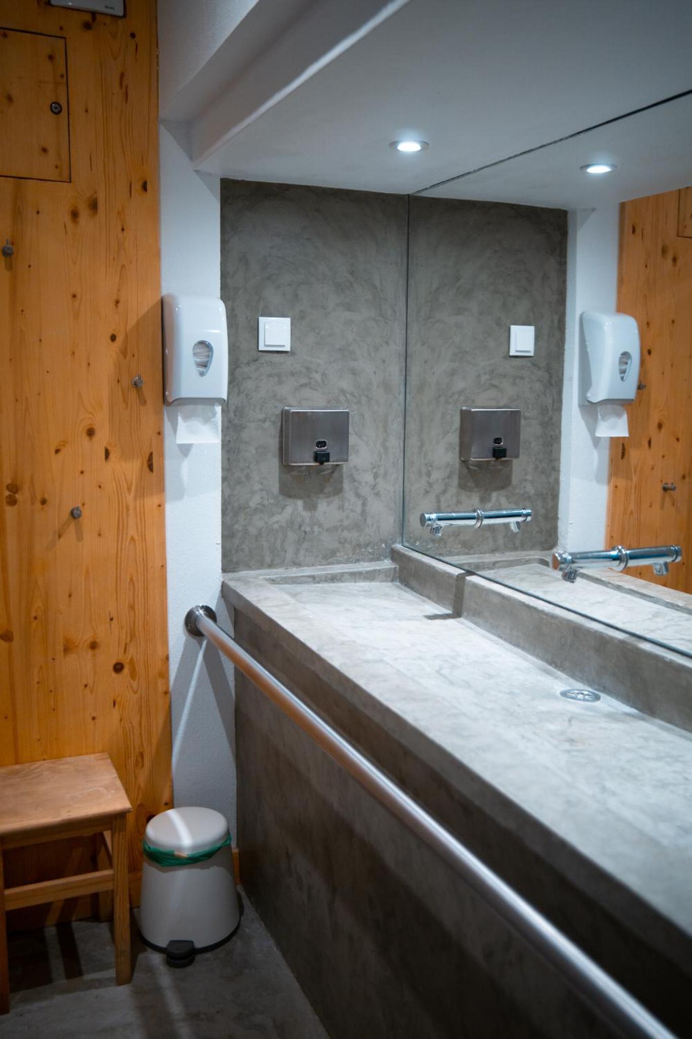 Quadruple Room with Private Bathroom - Photo 15