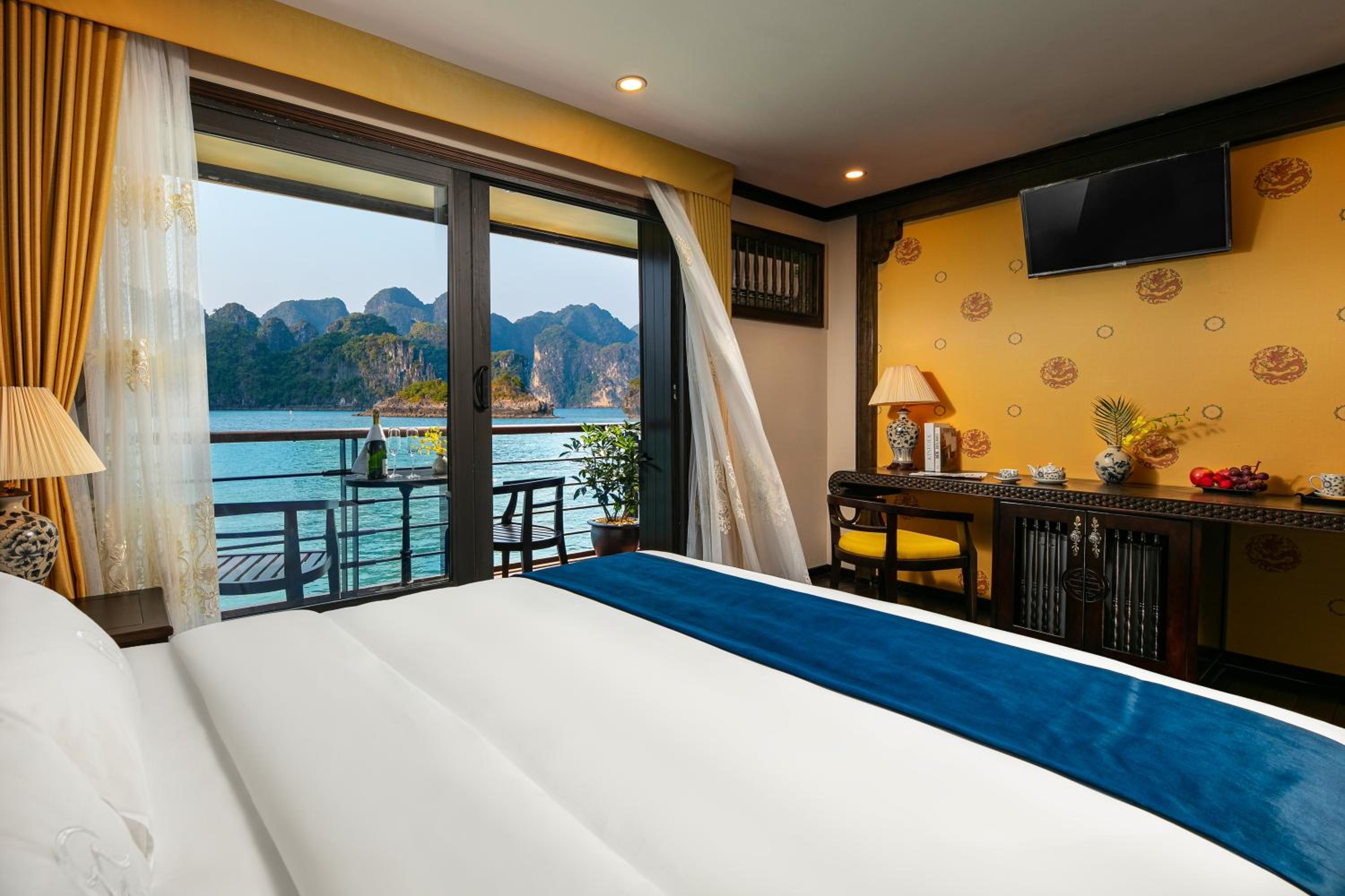 Family Suite with Balcony - Photo 11