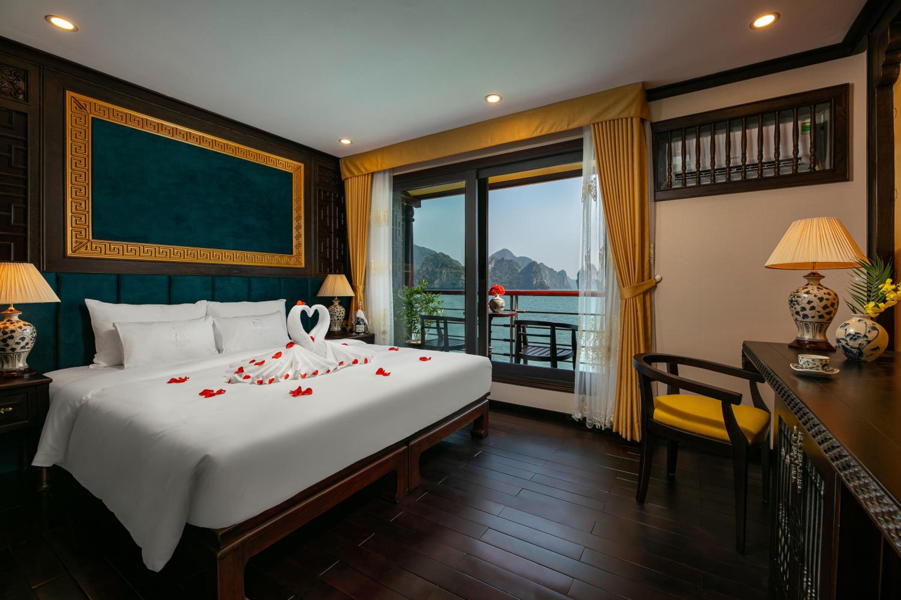 Suite with Balcony - Photo 13