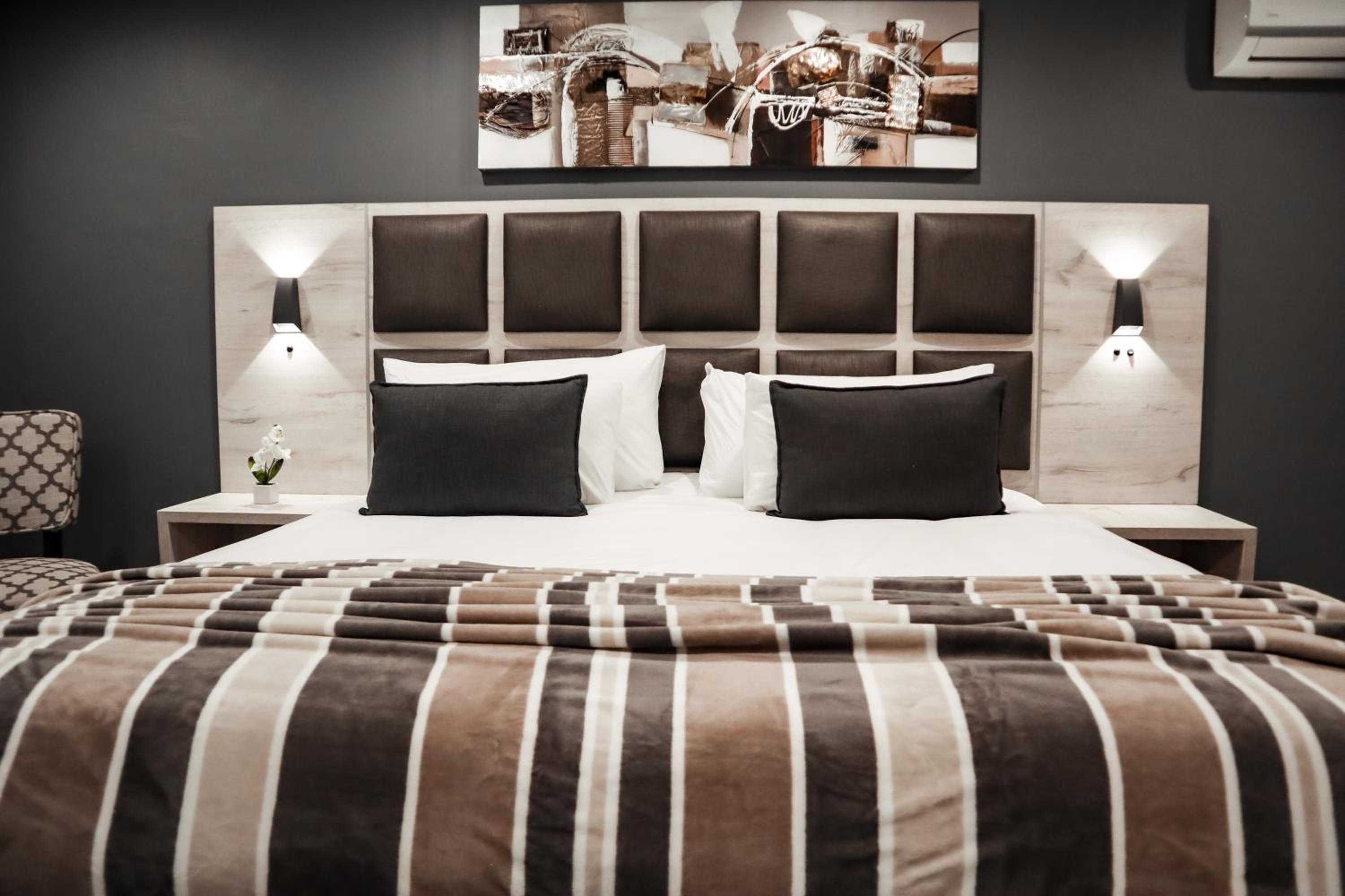 Deluxe King Room - Photo 1