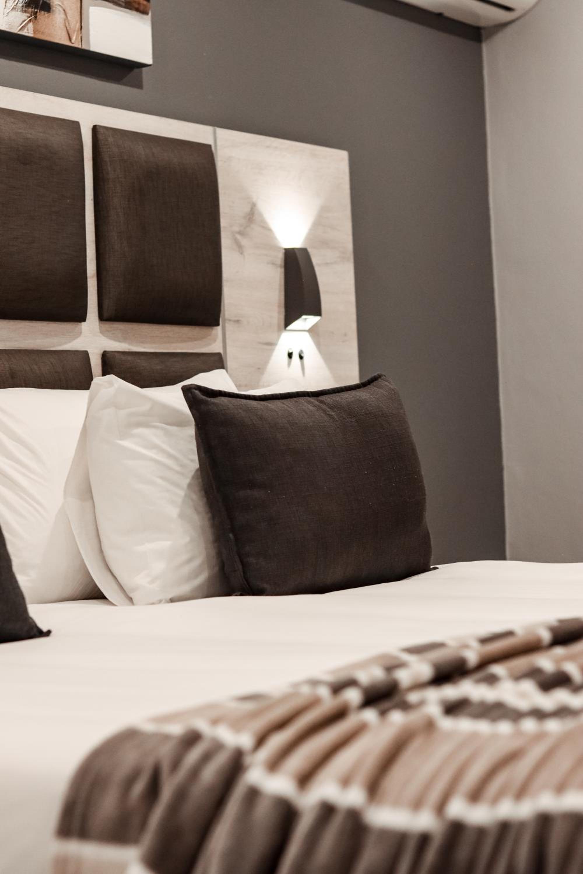 Deluxe King Room - Photo 5