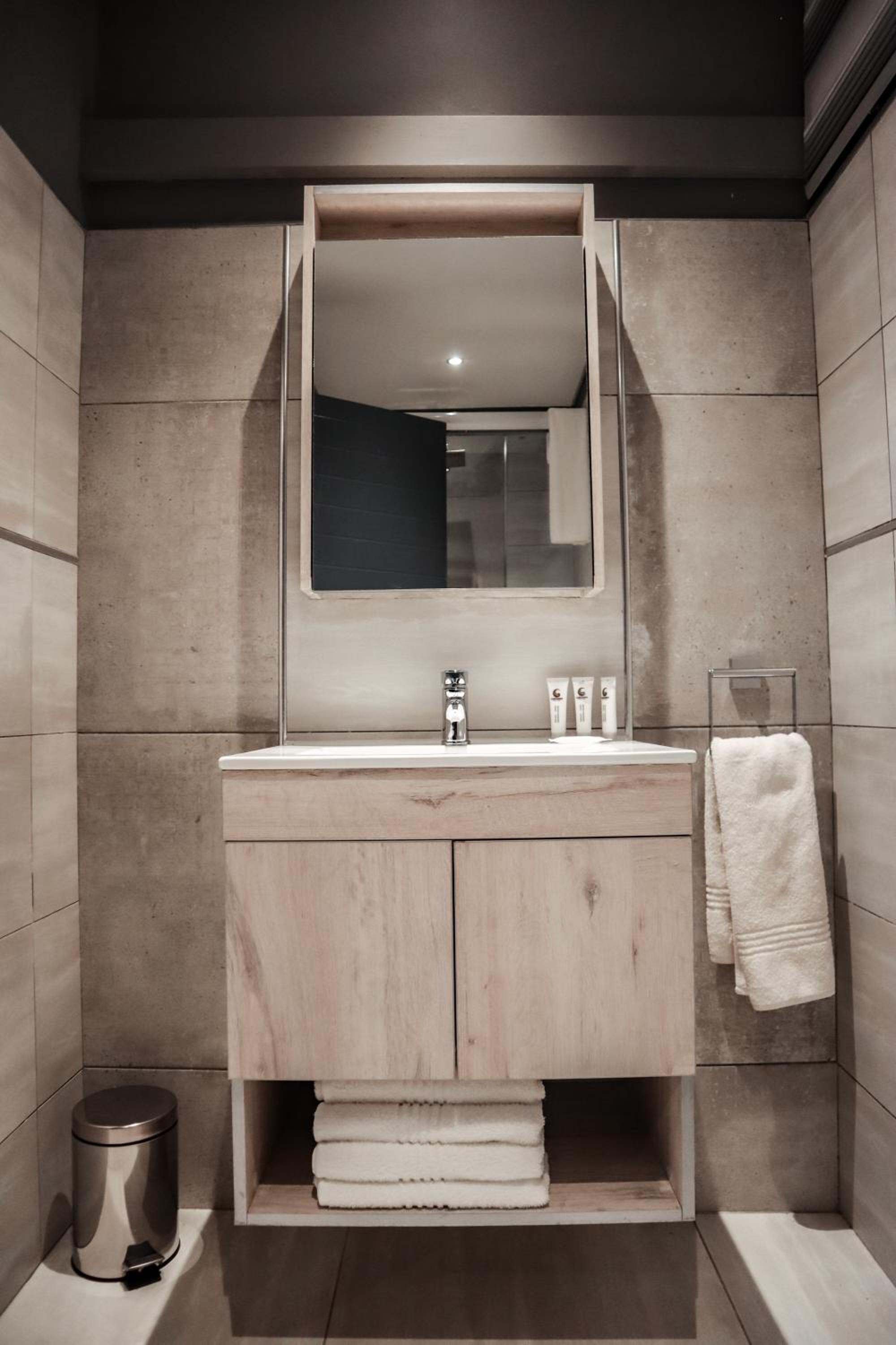 Deluxe King Room - Photo 7