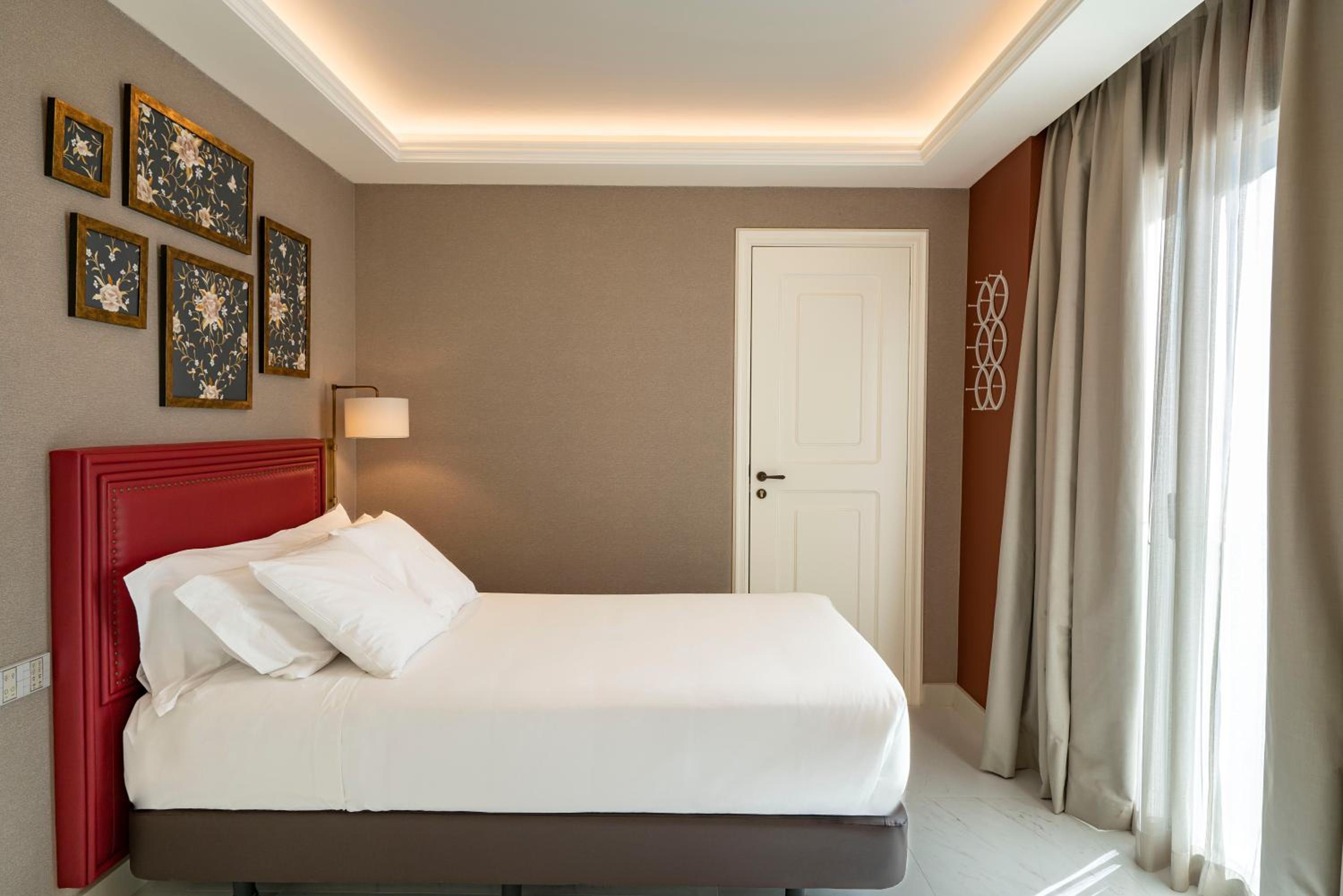 Connecting room for three people