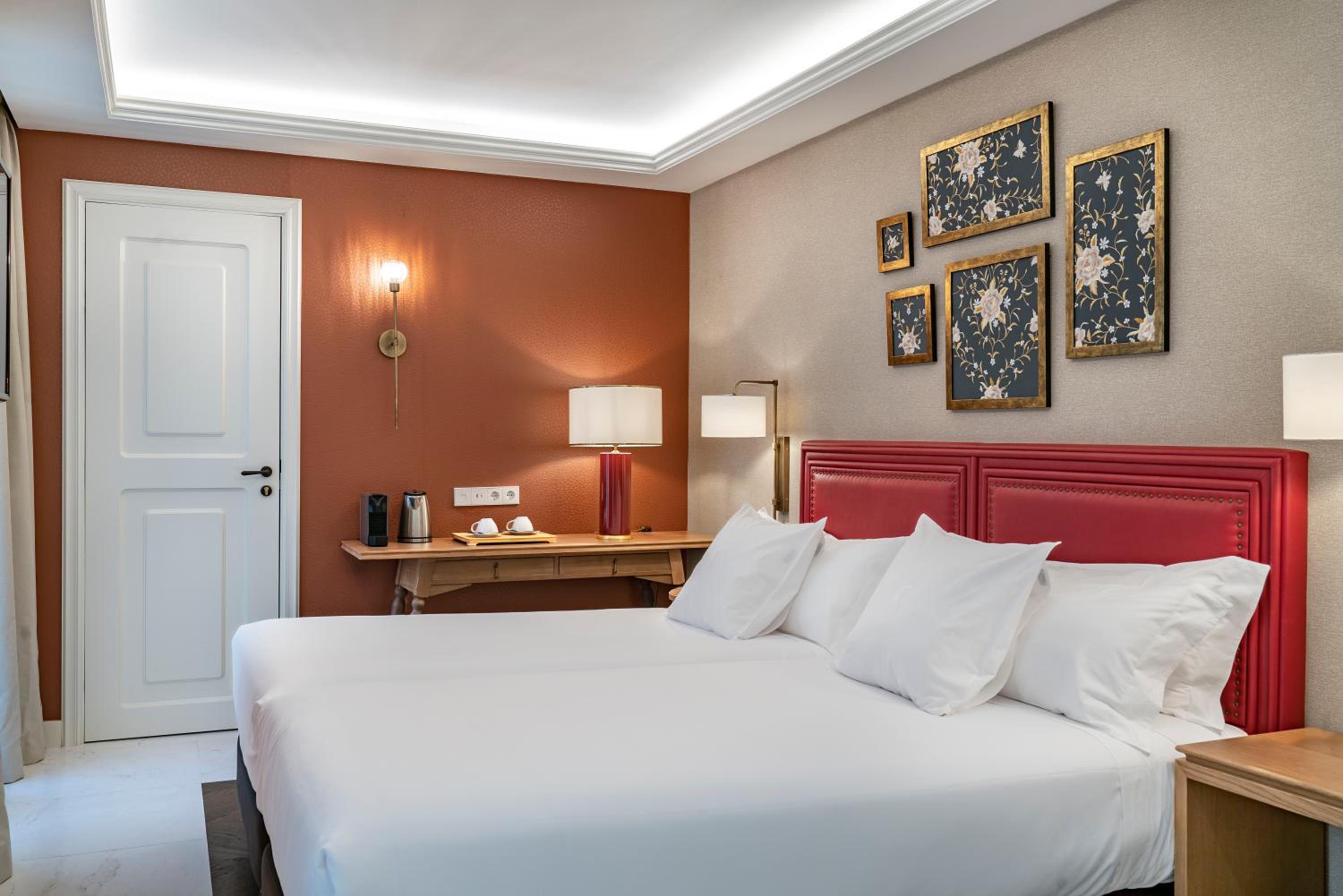 Connecting room for three people