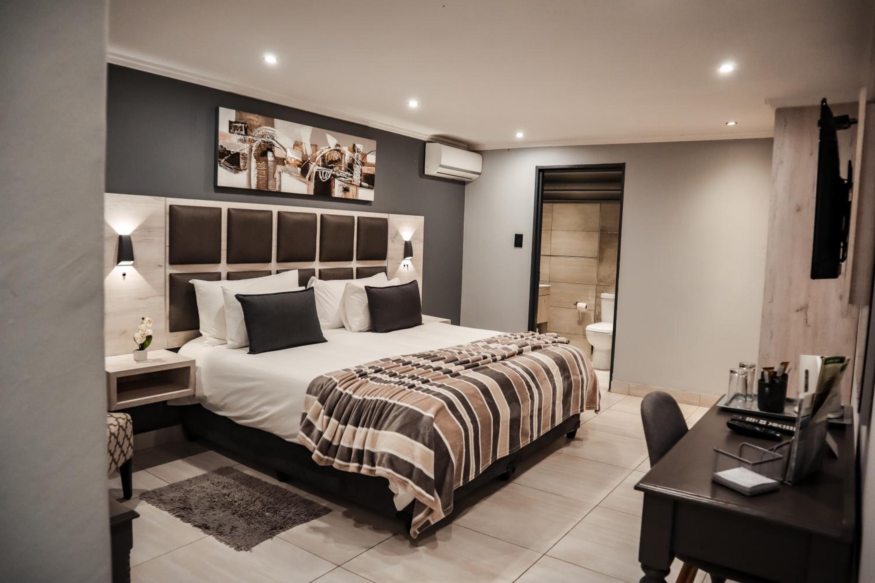 Deluxe King Room - Photo 10