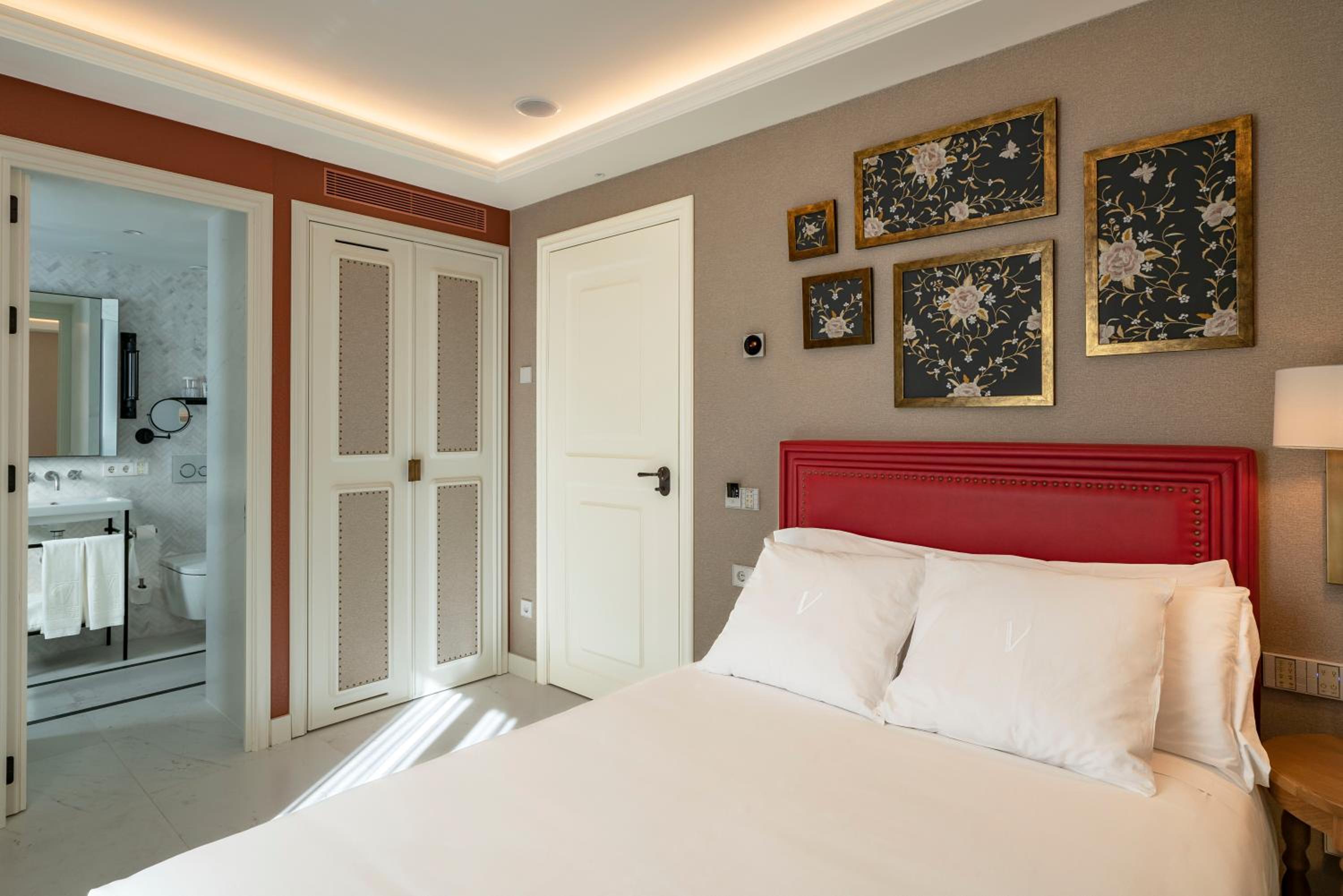 Connecting room for three people