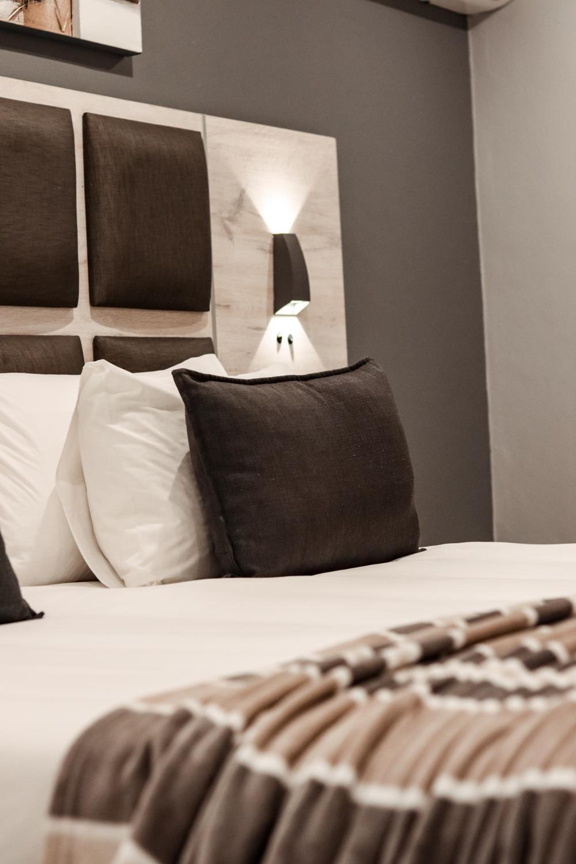 Deluxe King Room - Photo 11