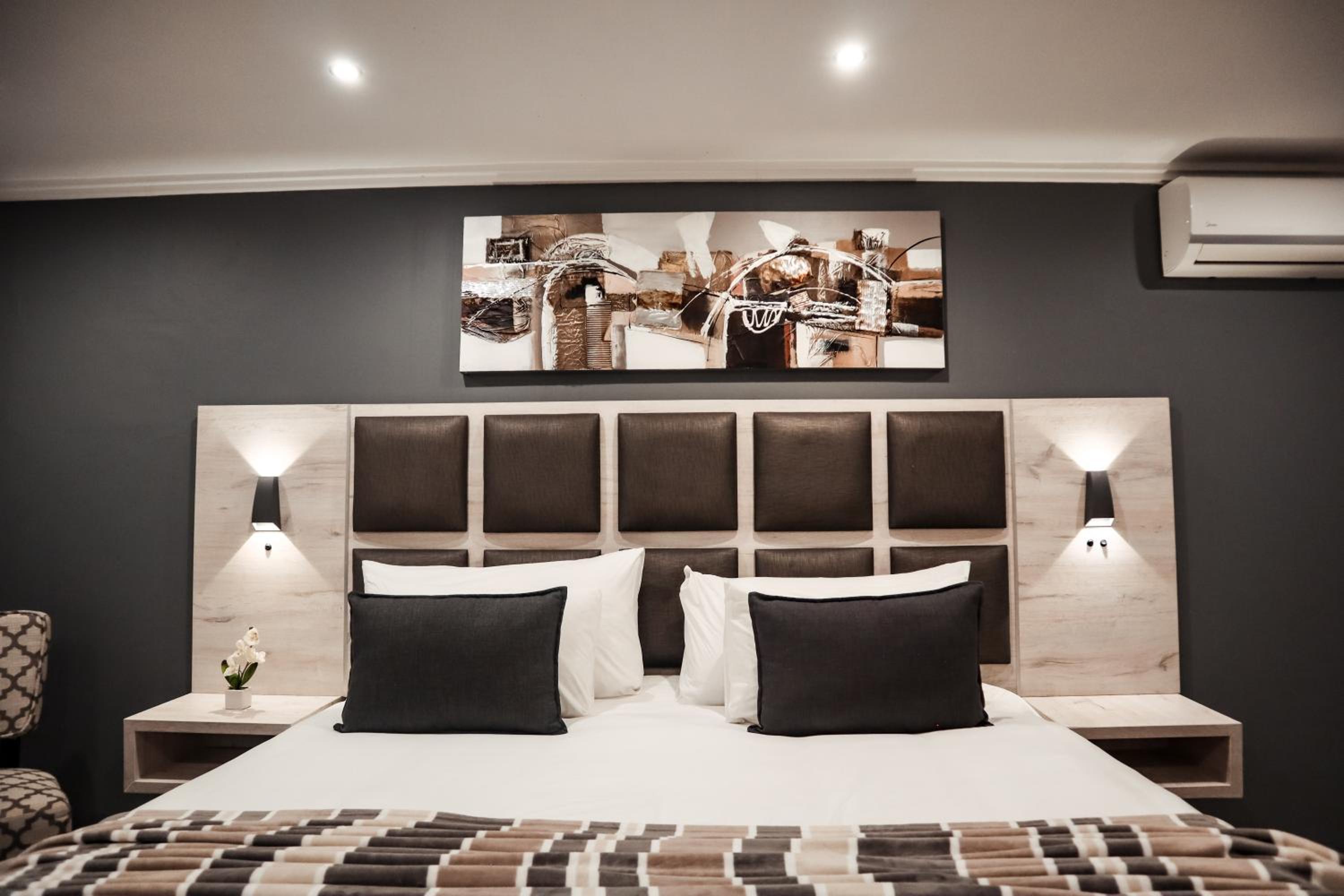 Deluxe King Room - Photo 12