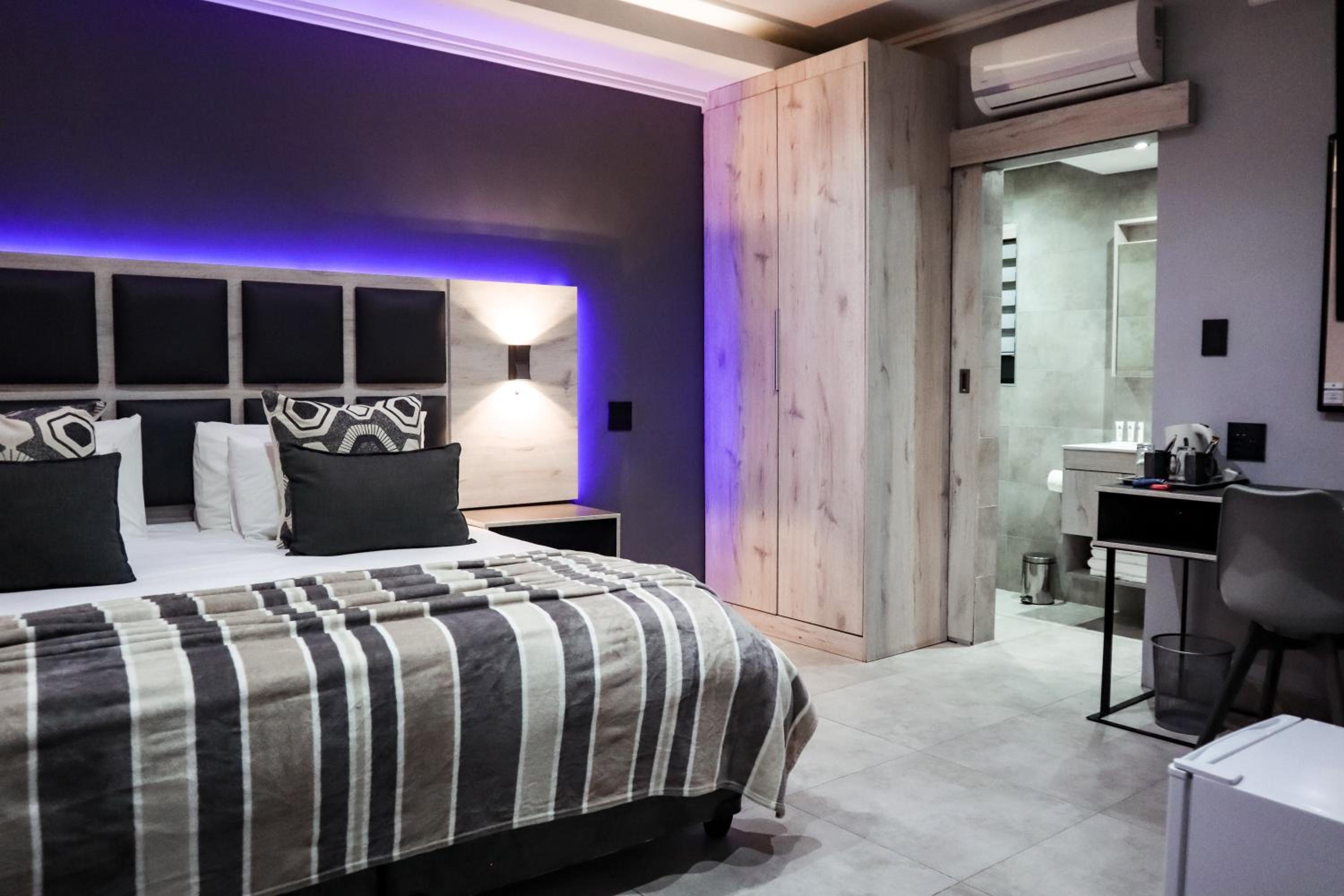 Deluxe Queen Room - Photo 7