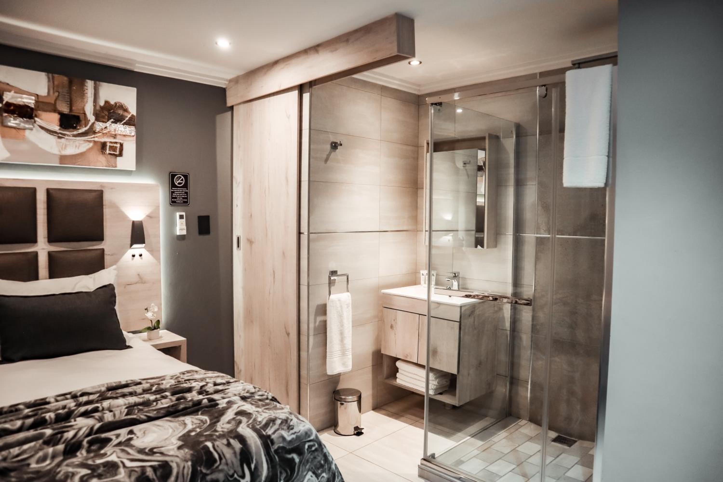 Deluxe Double Room - Photo 14
