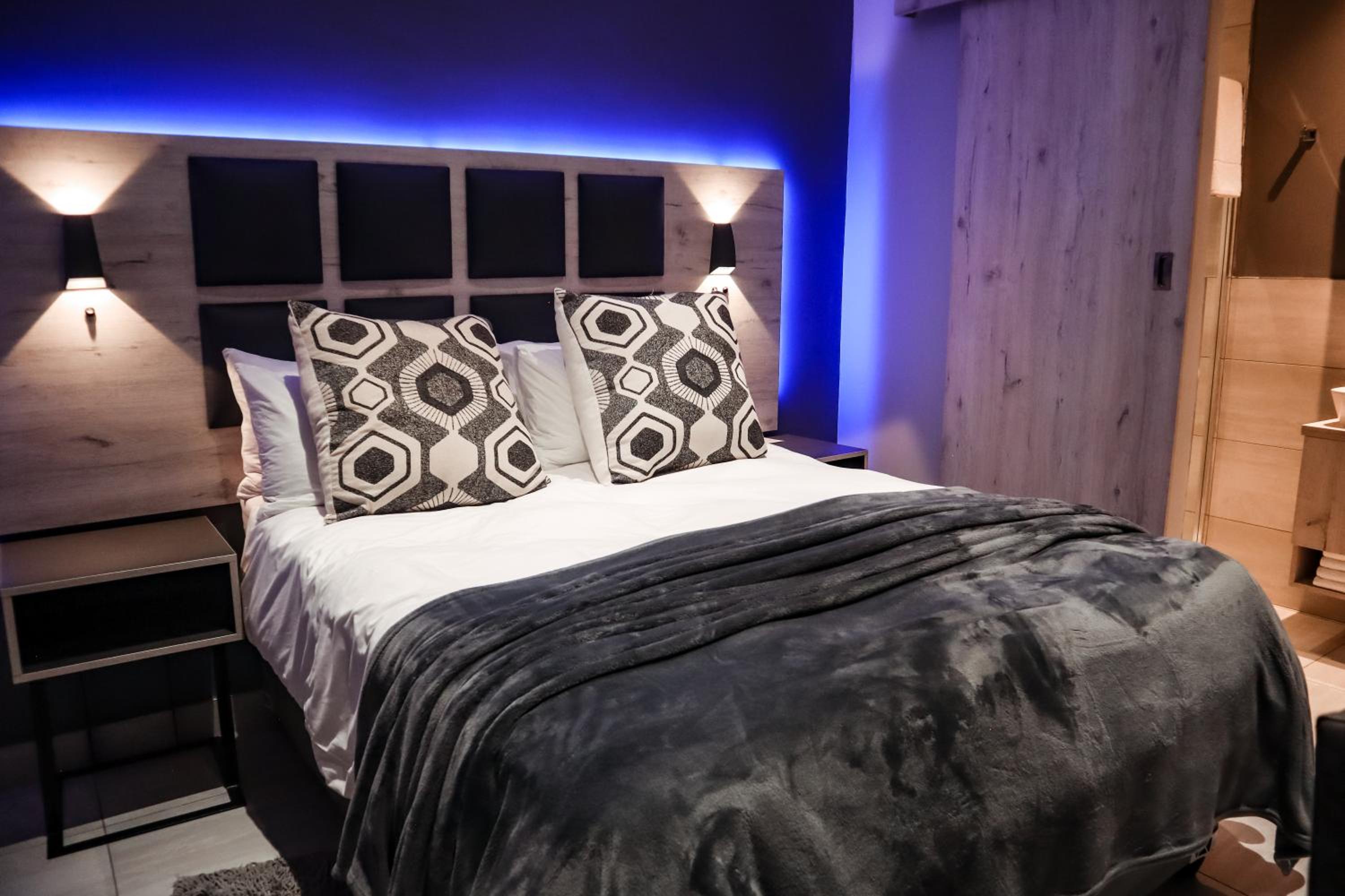 Deluxe Queen Room - Photo 8