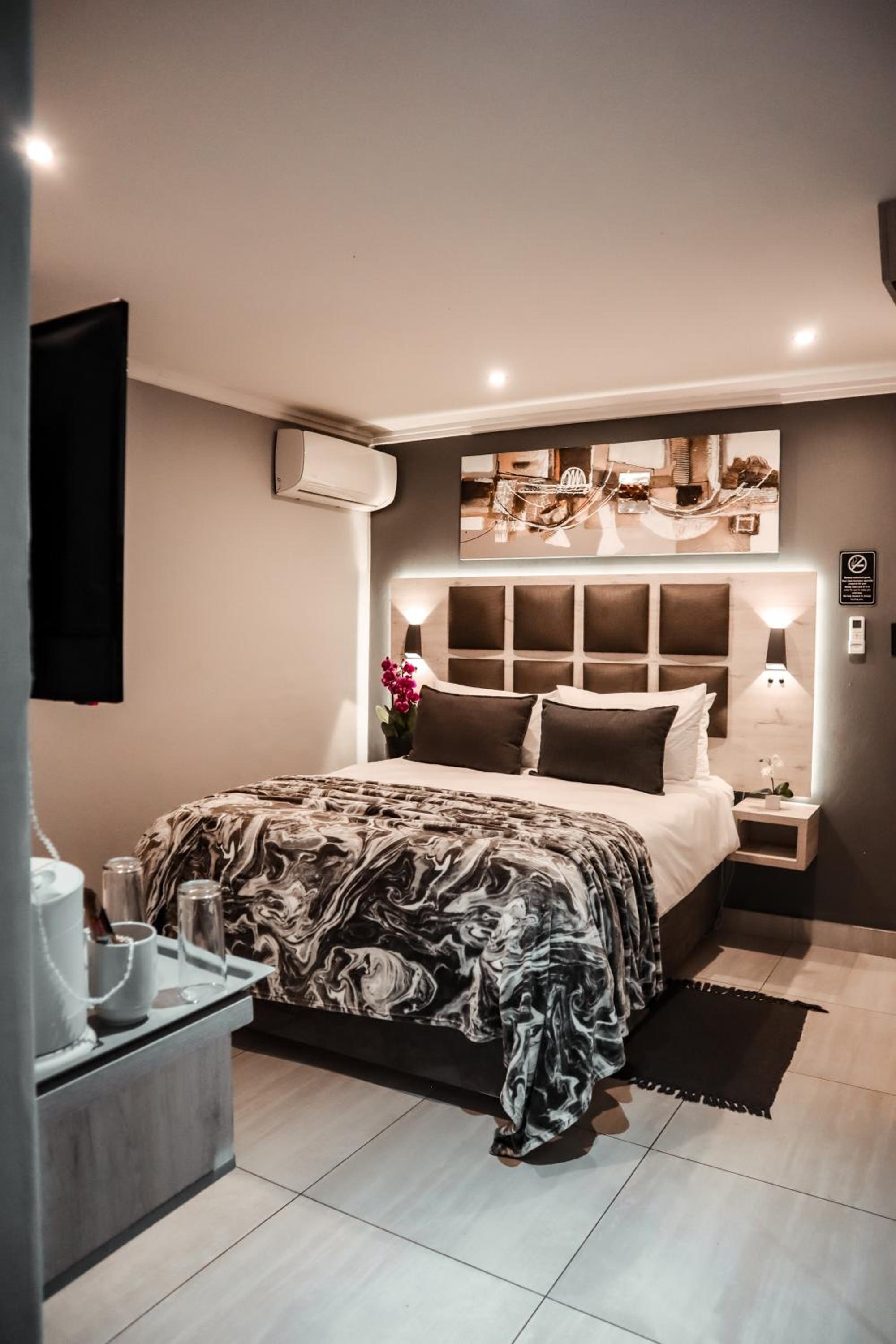 Deluxe Double Room - Photo 9
