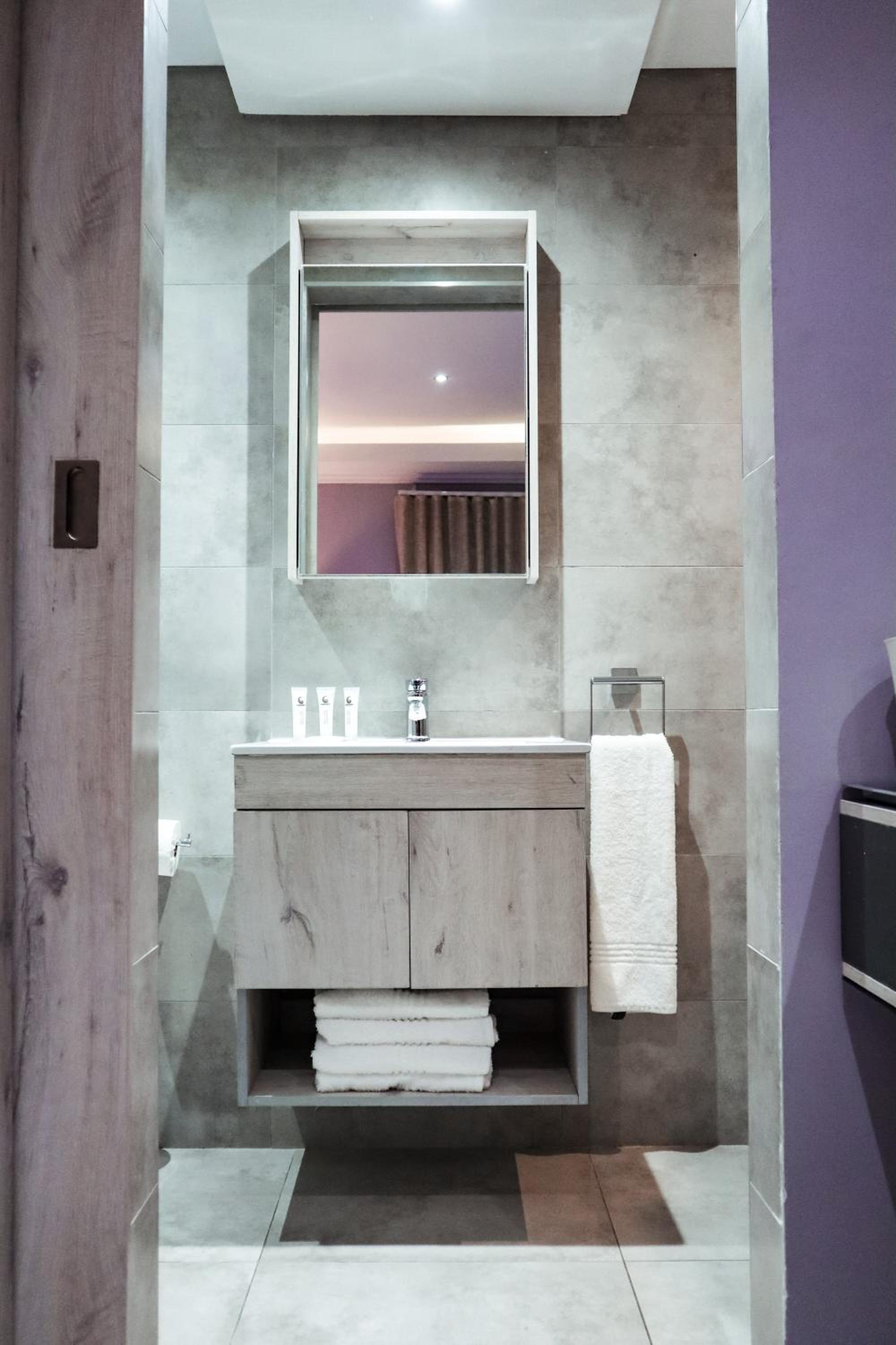 Deluxe Queen Room - Photo 9