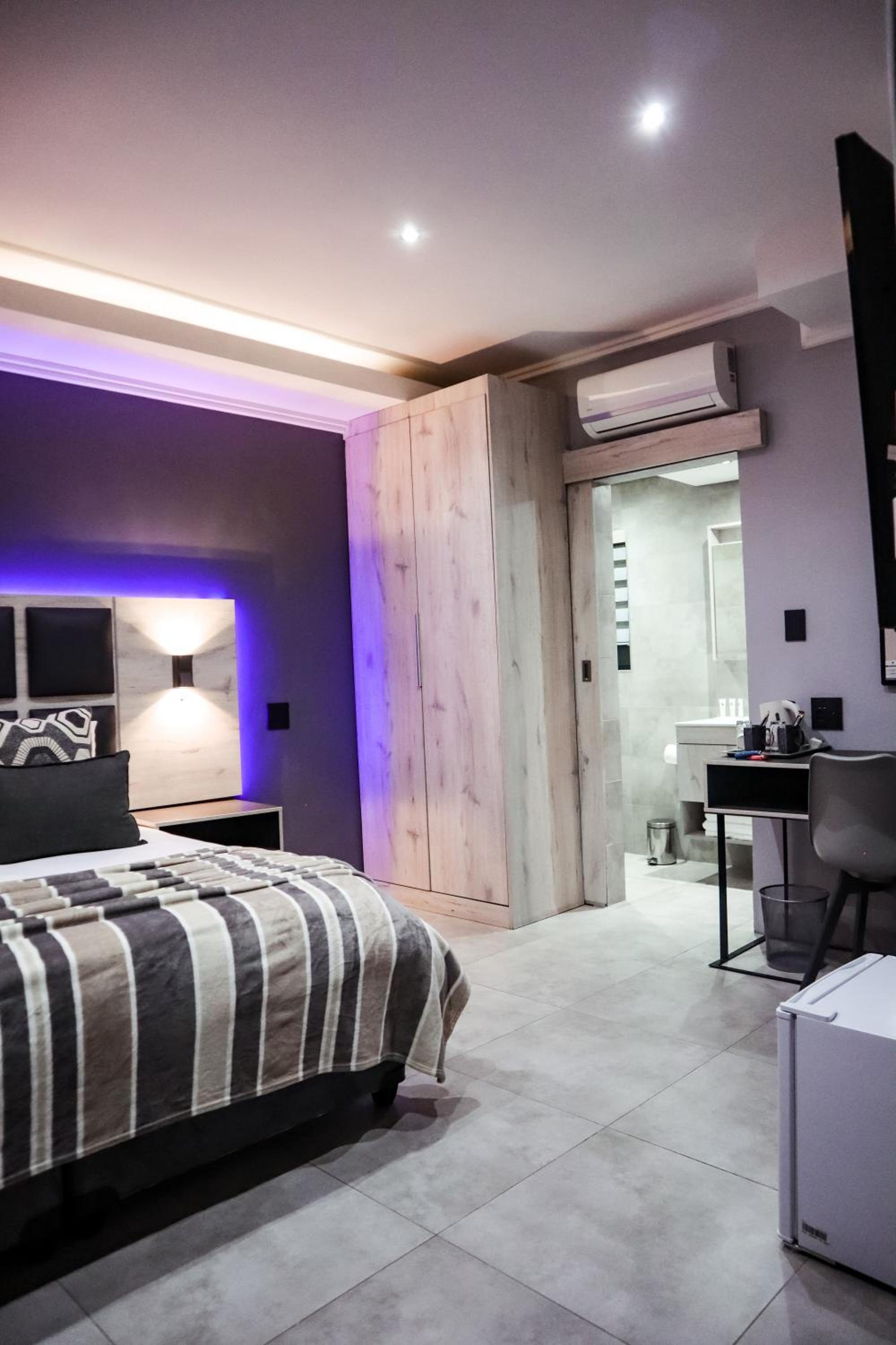 Deluxe Queen Room - Photo 10