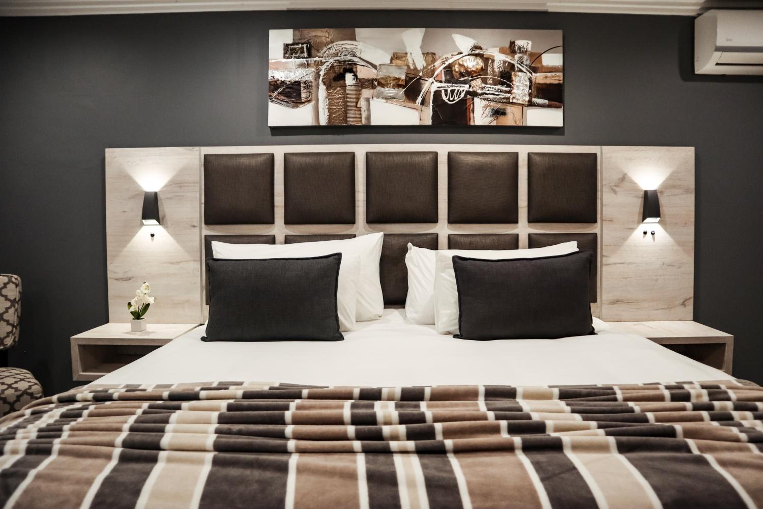 Deluxe King Room - Photo 2