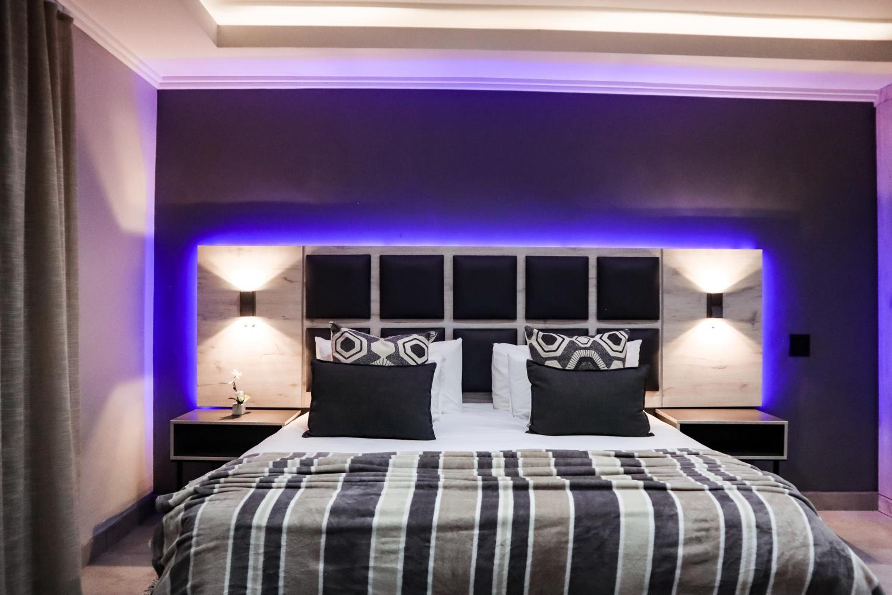 Deluxe Queen Room - Photo 12