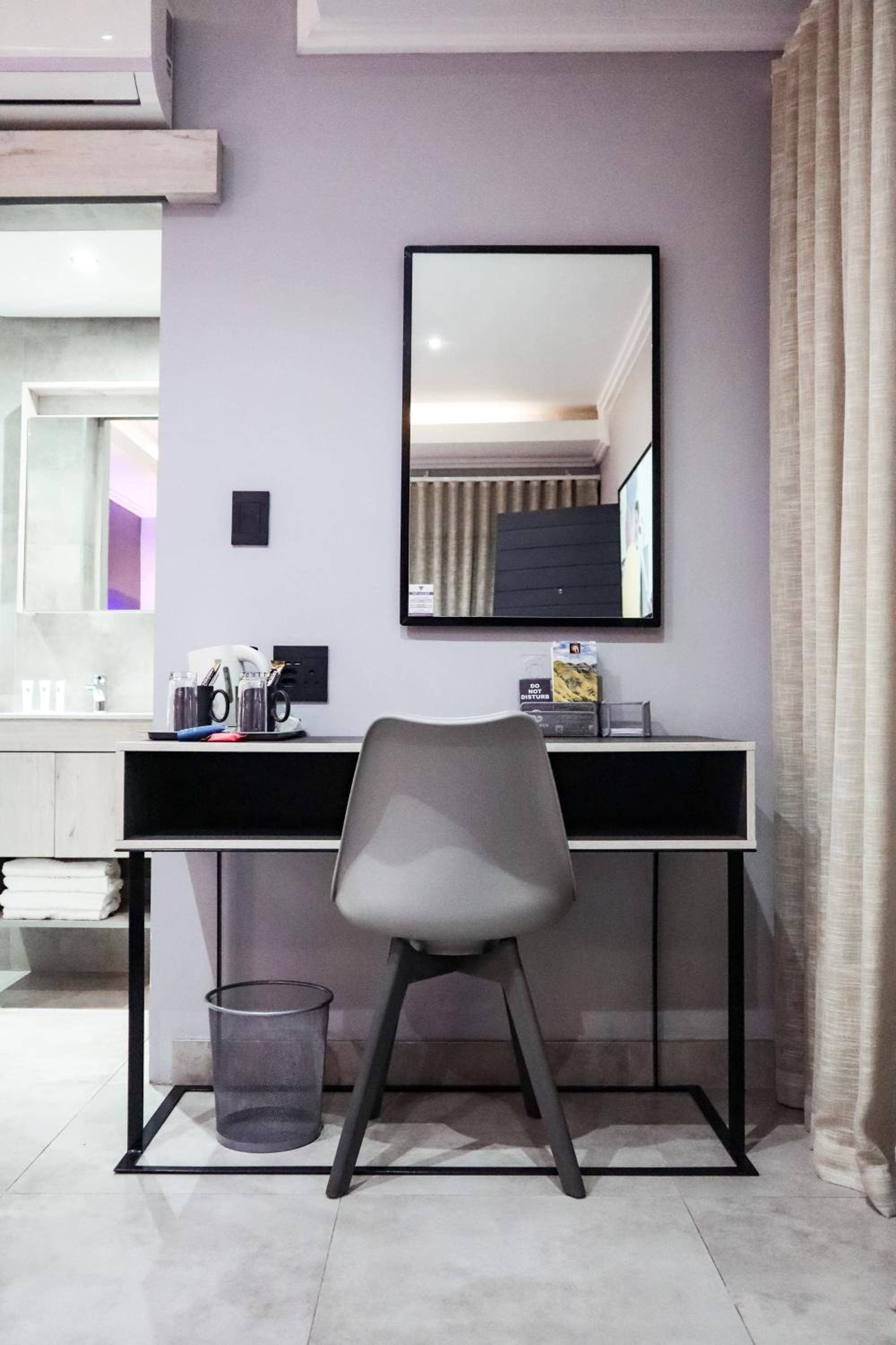 Deluxe Queen Room - Photo 13