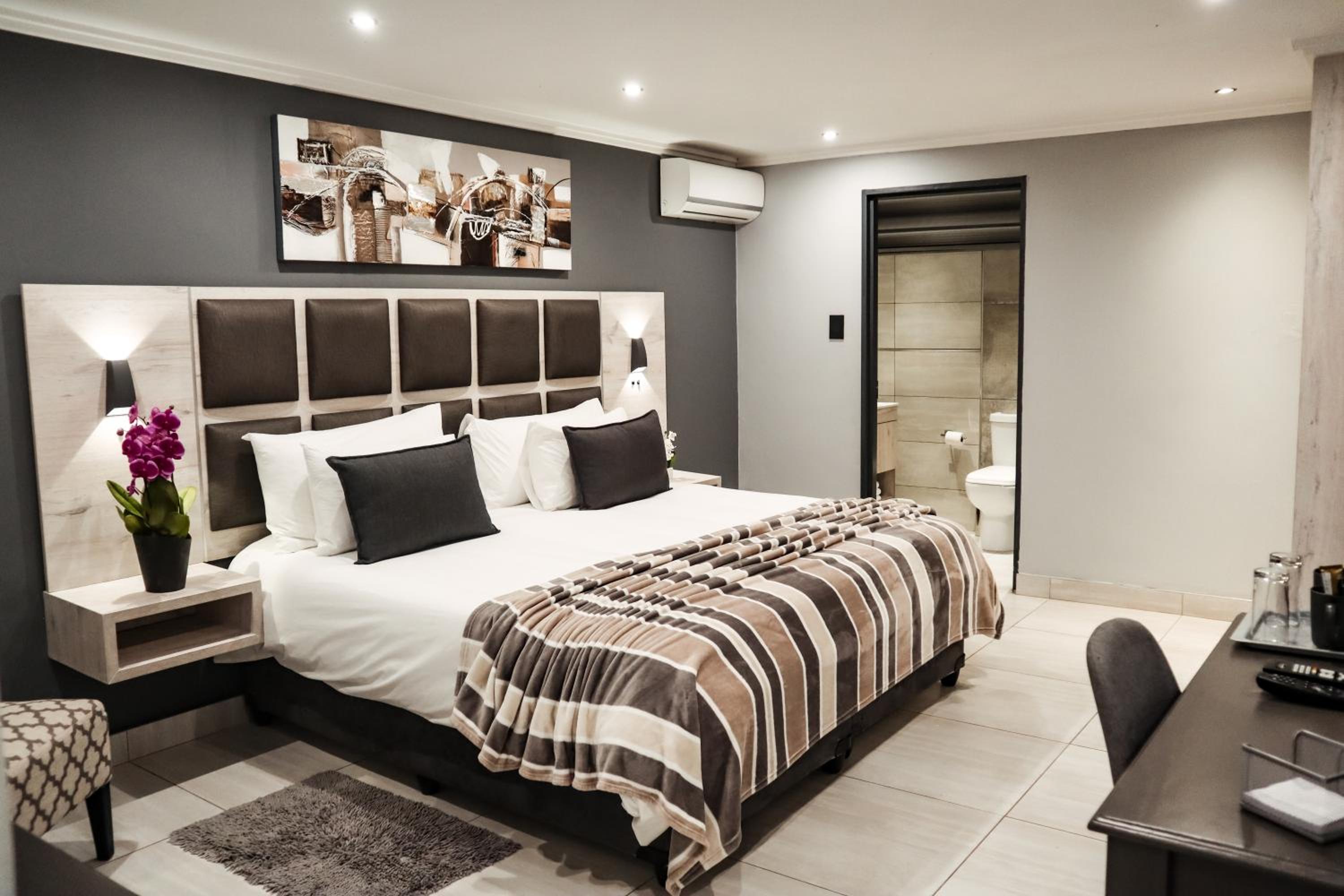 Deluxe King Room - Photo 16