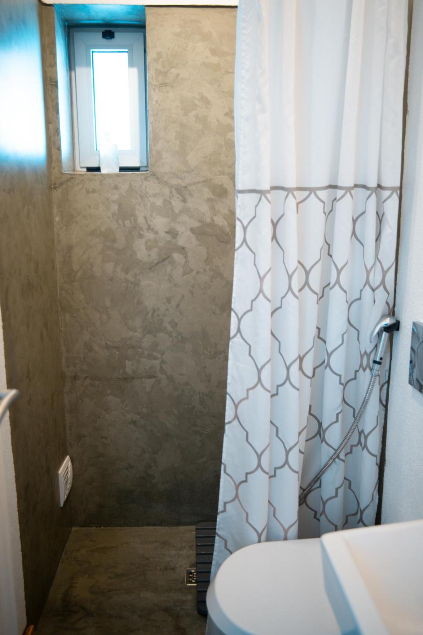 Quadruple Room with Private Bathroom - Photo 17