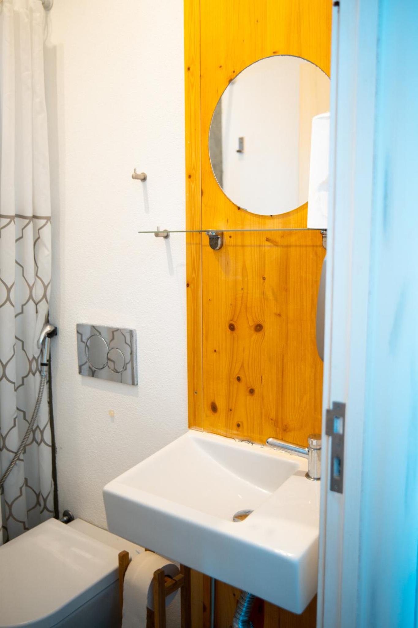 Quadruple Room with Private Bathroom - Photo 18