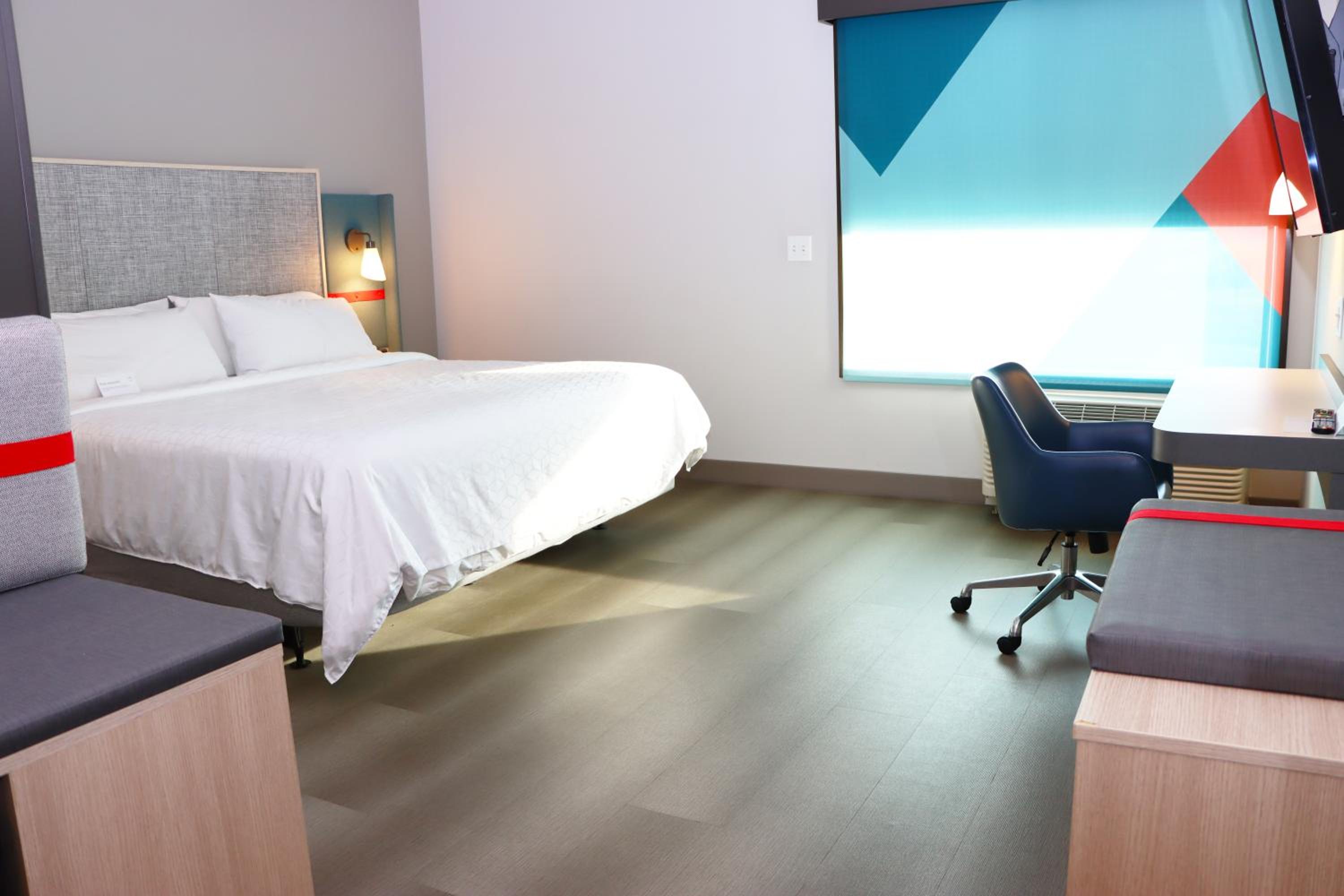 King Room with Mobility Accessible Roll-In Shower - Non-Smoking - Photo 7
