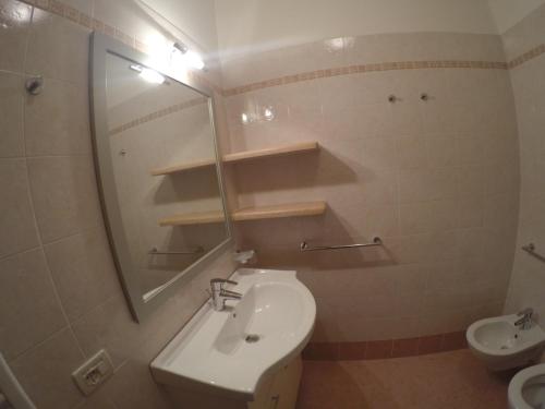 One-Bedroom Apartment with Balcony with Lake View B29 photo 3
