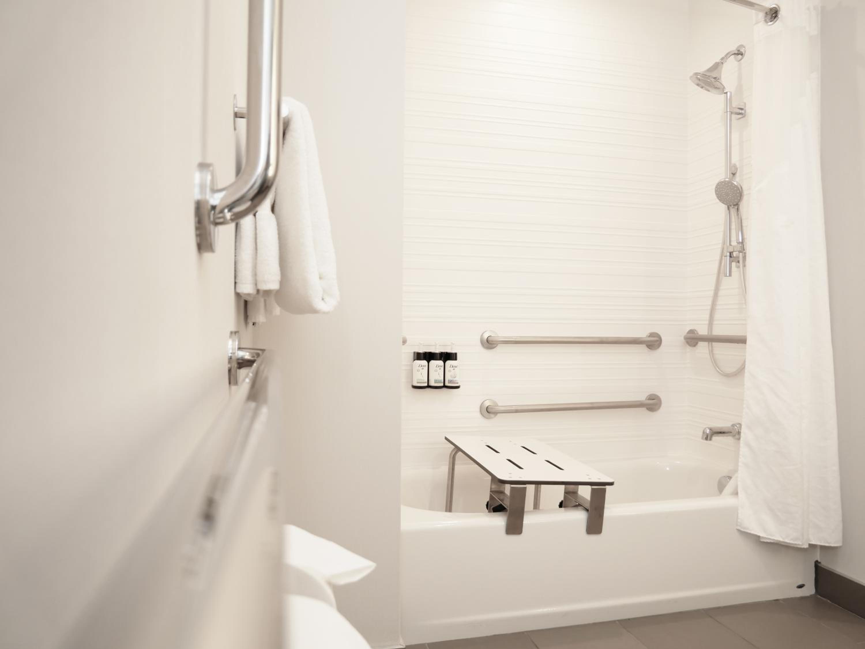 Standard King Room with Mobility Accessible Tub - Photo 4