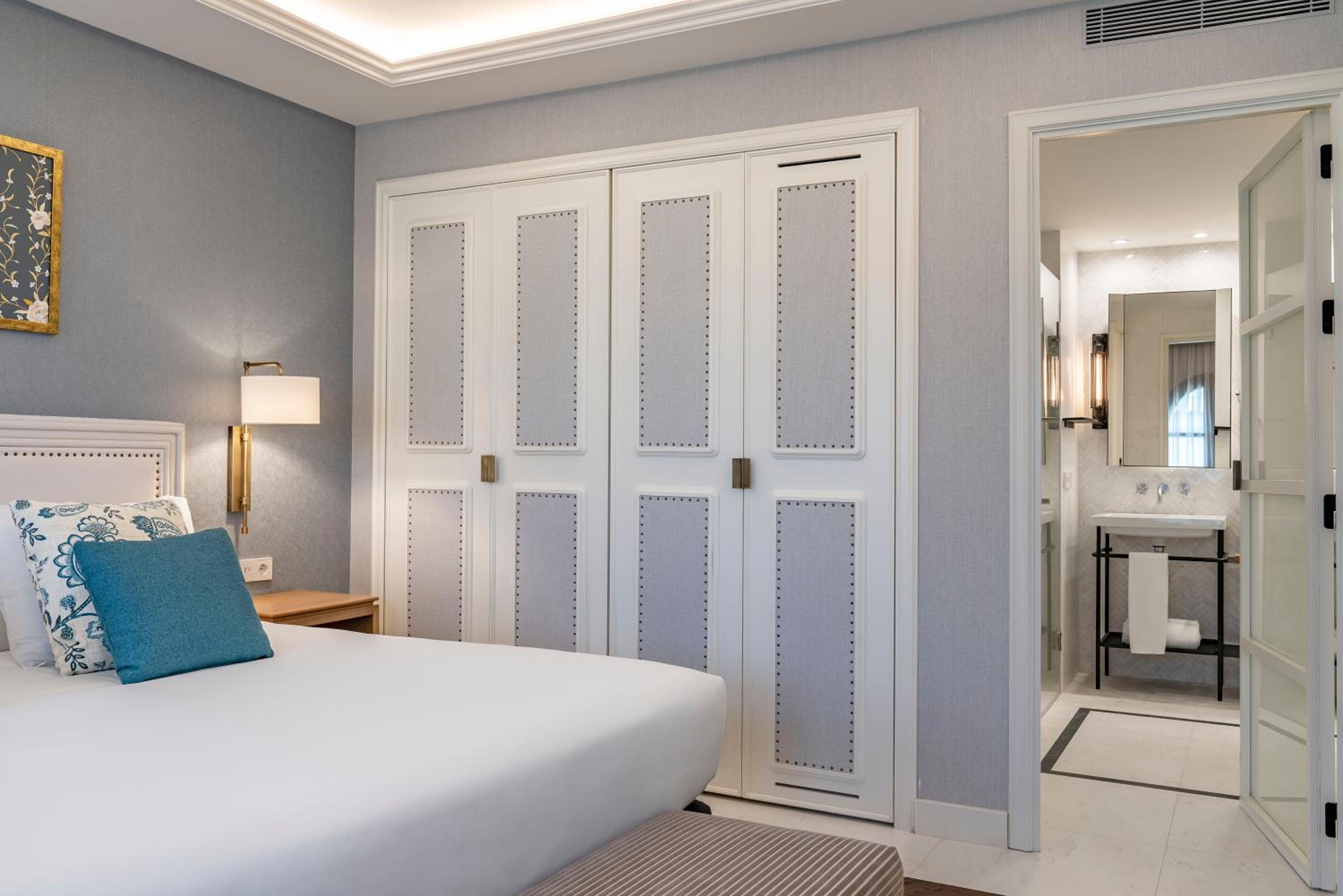 Deluxe Junior Suite - Photo 11