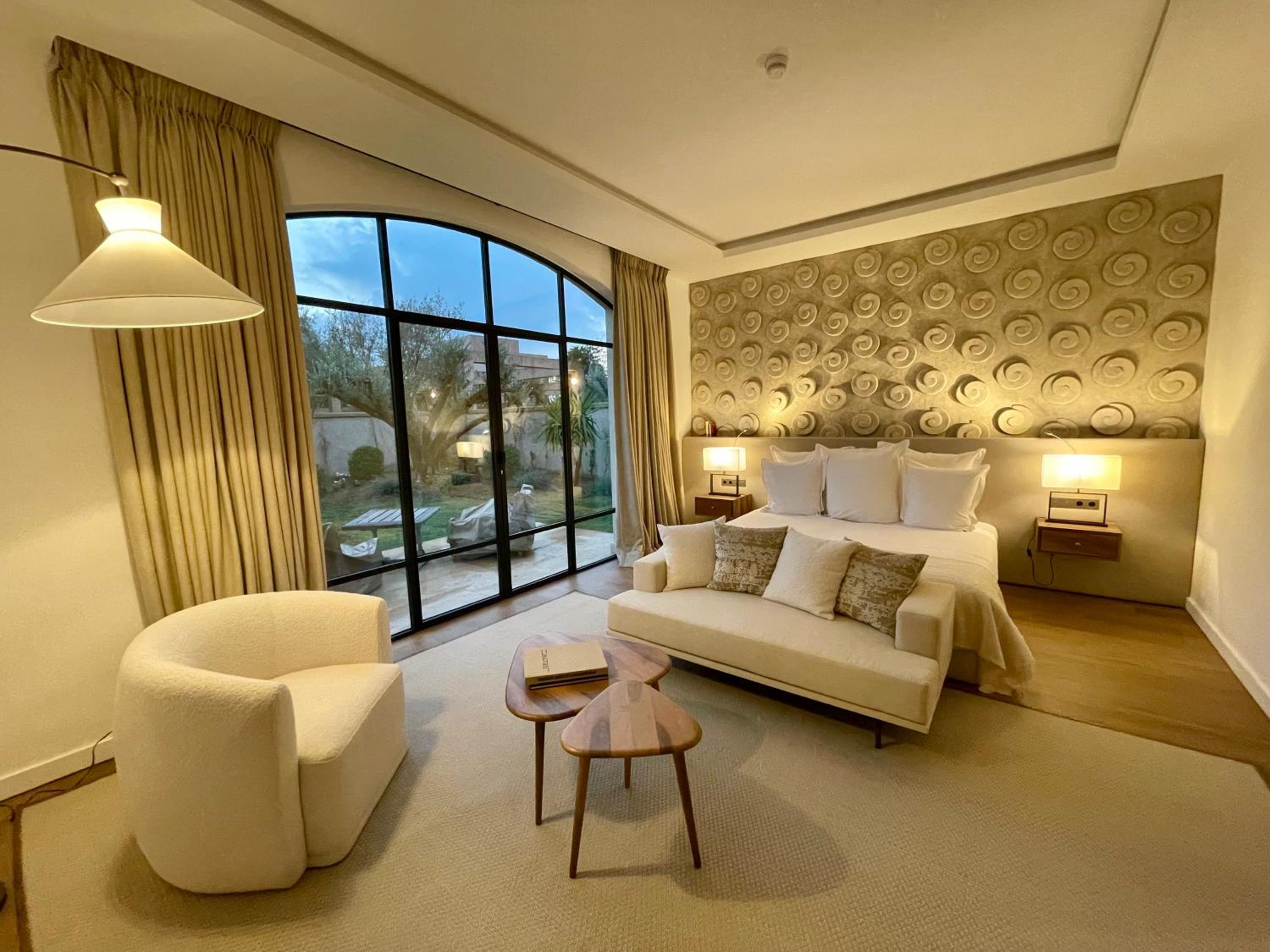 Deluxe Queen Suite - Photo 10