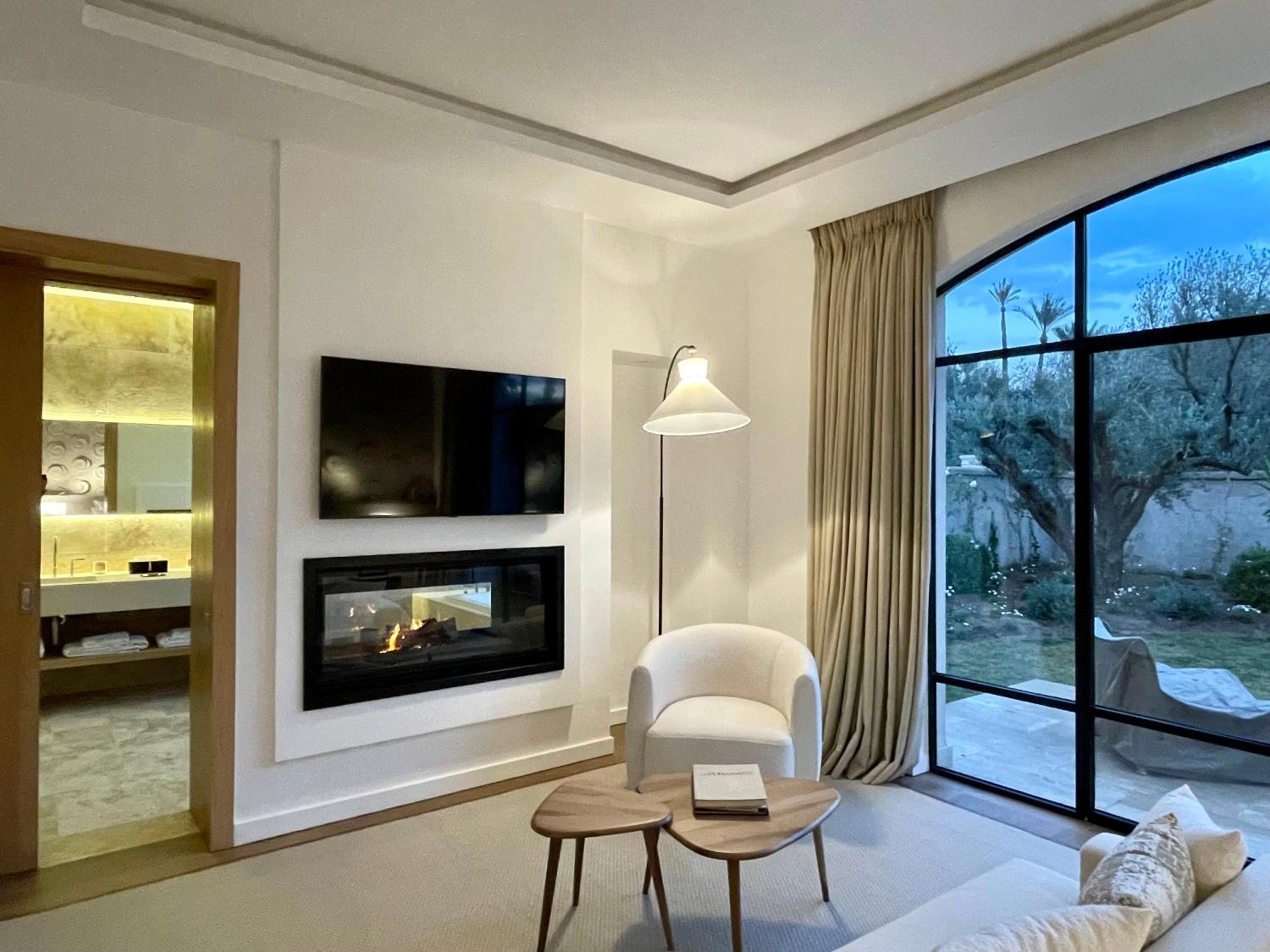 Deluxe Queen Suite - Photo 12