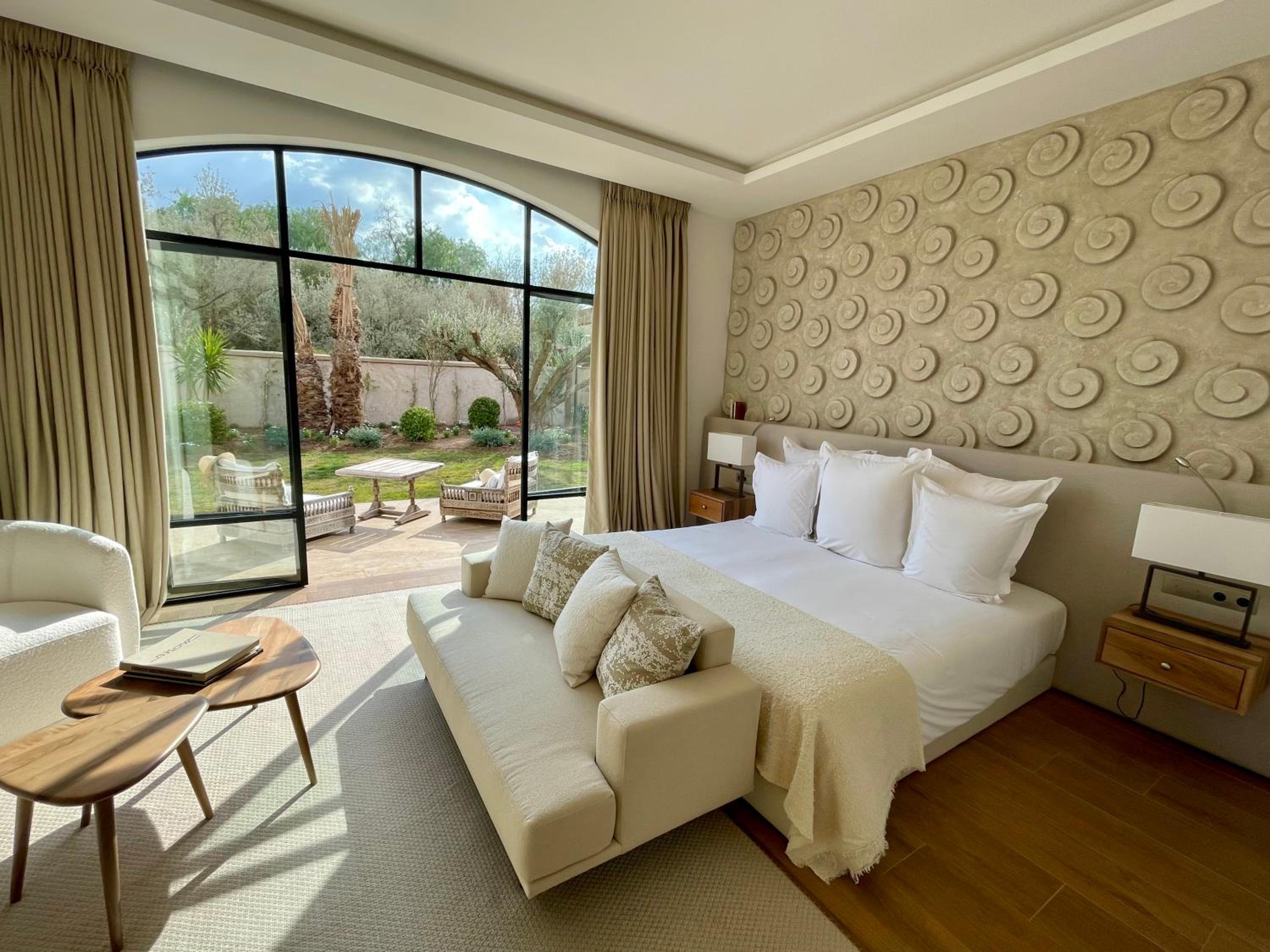 Deluxe Queen Suite - Photo 3