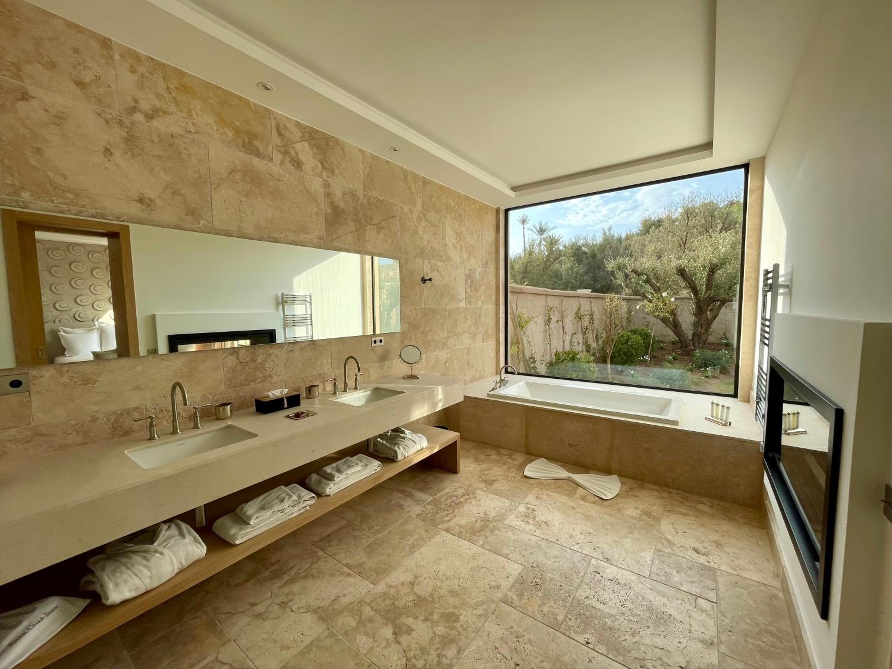 Deluxe Queen Suite - Photo 4