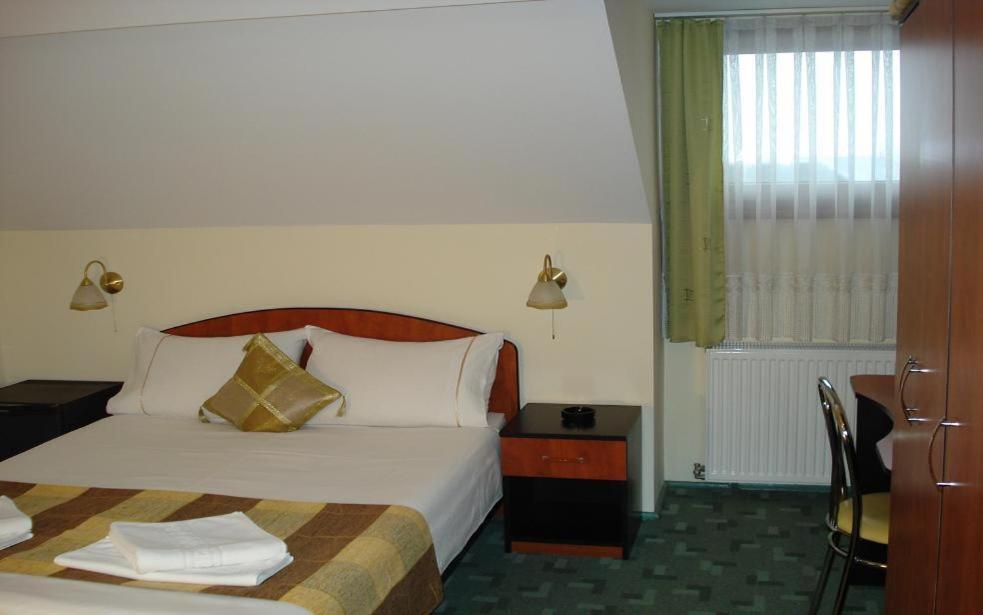 Double Room - Photo 9