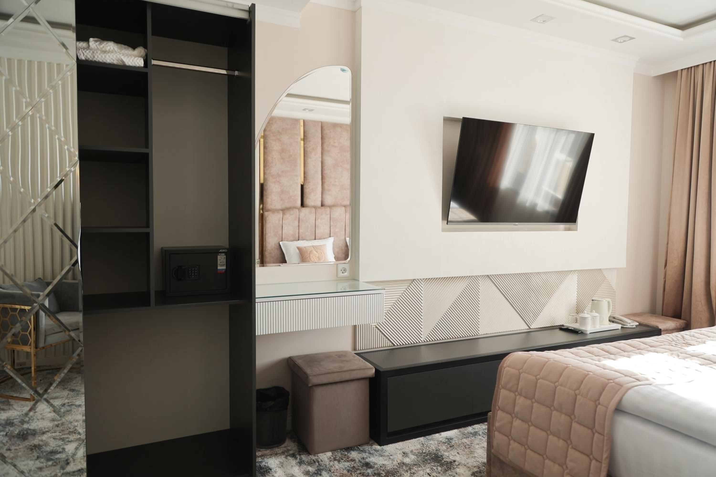 Suite - Photo 20