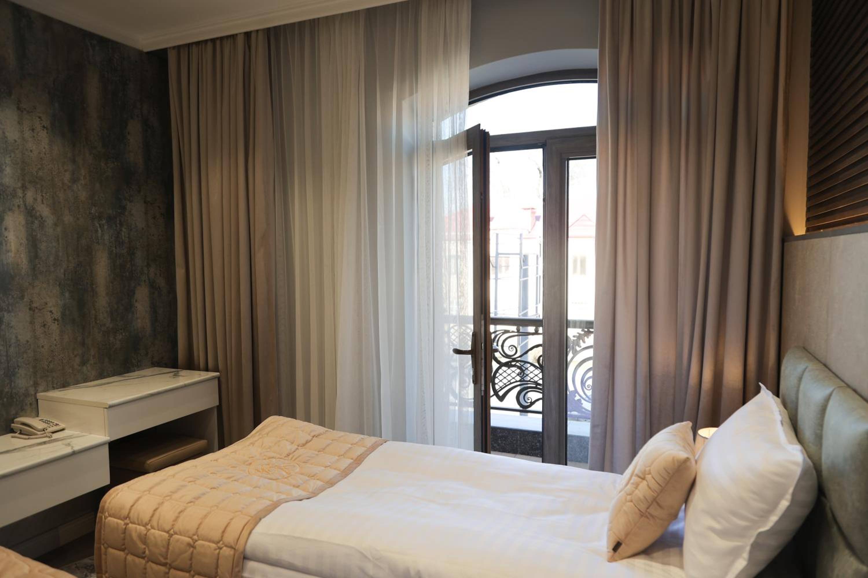 Superior Deluxe Double or Twin Room  - Photo 9