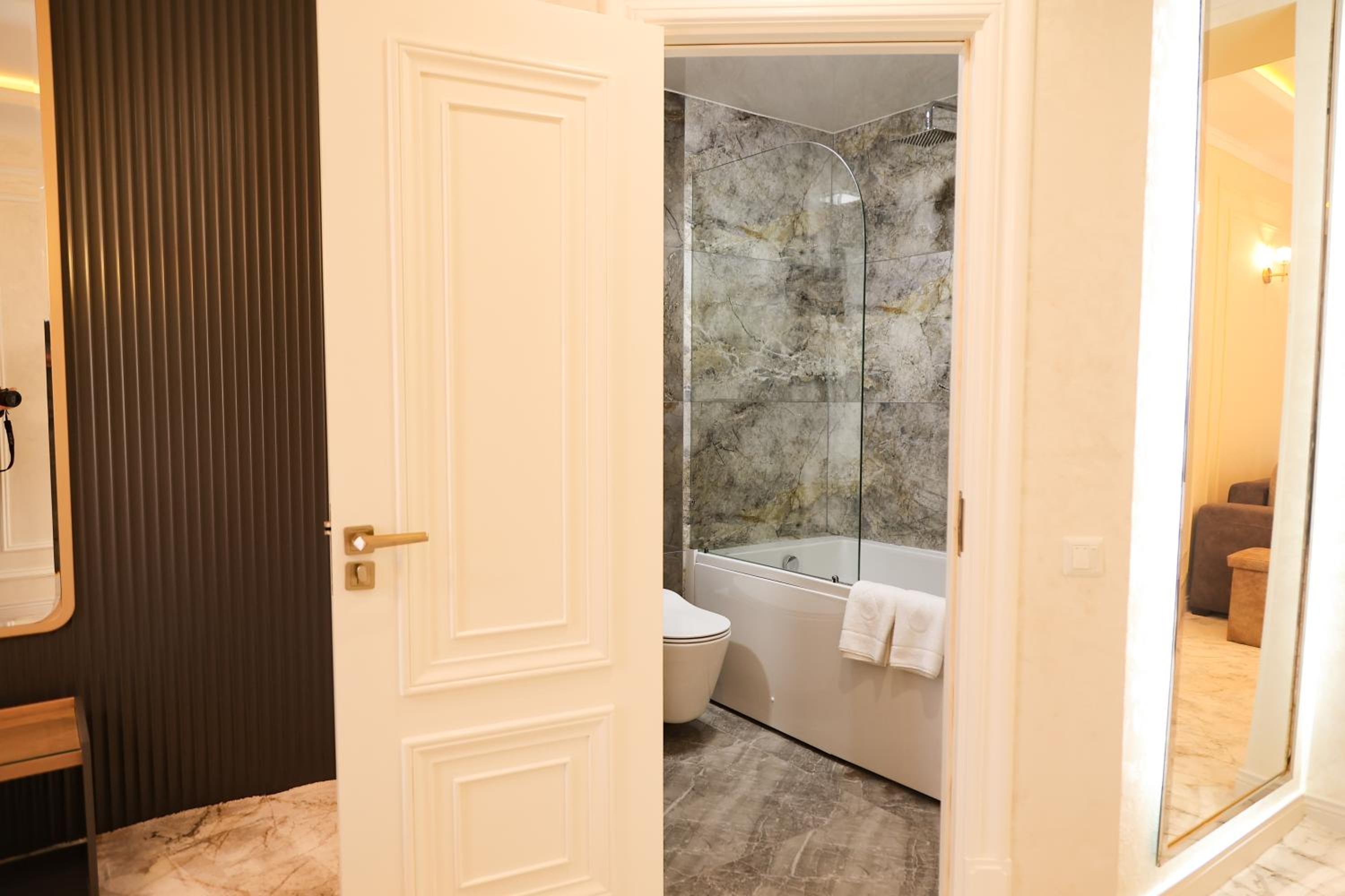 Suite - Photo 4